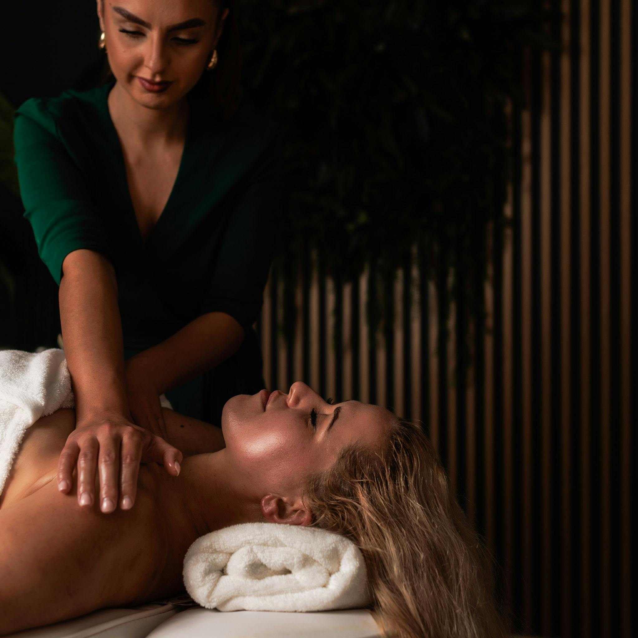Profesjonalny masaż twarzy wykonywany w salonie piękności Health & Beauty w Krakowie, jedna z wielu usług dostępnych do wyboru dla posiadaczy vouchera prezentowego.