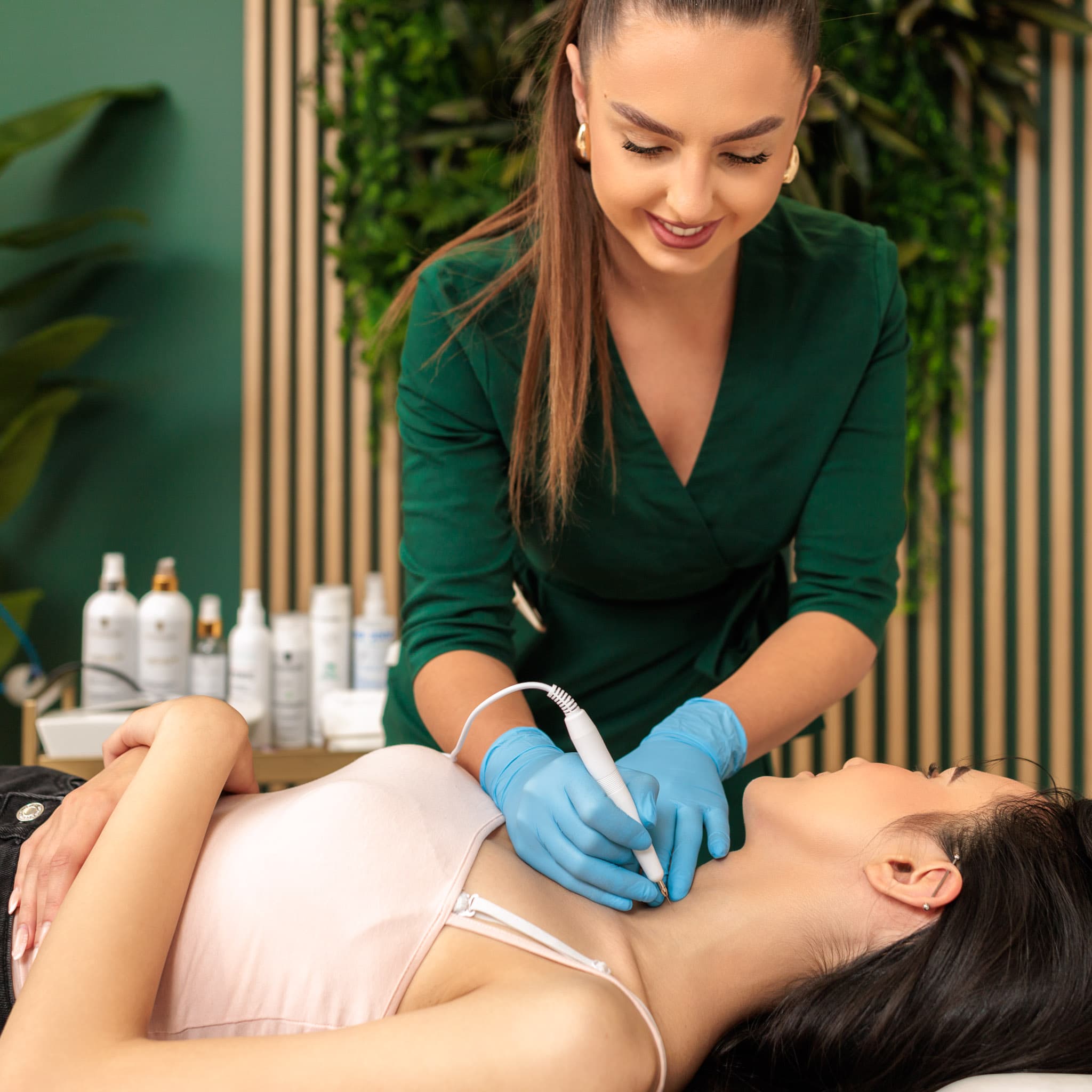 Zabiegi na twarz w salonie kosmetycznym Health & beauty w krakowie, oferującego Voucher na pedicure hybrydowy w Krakowie.