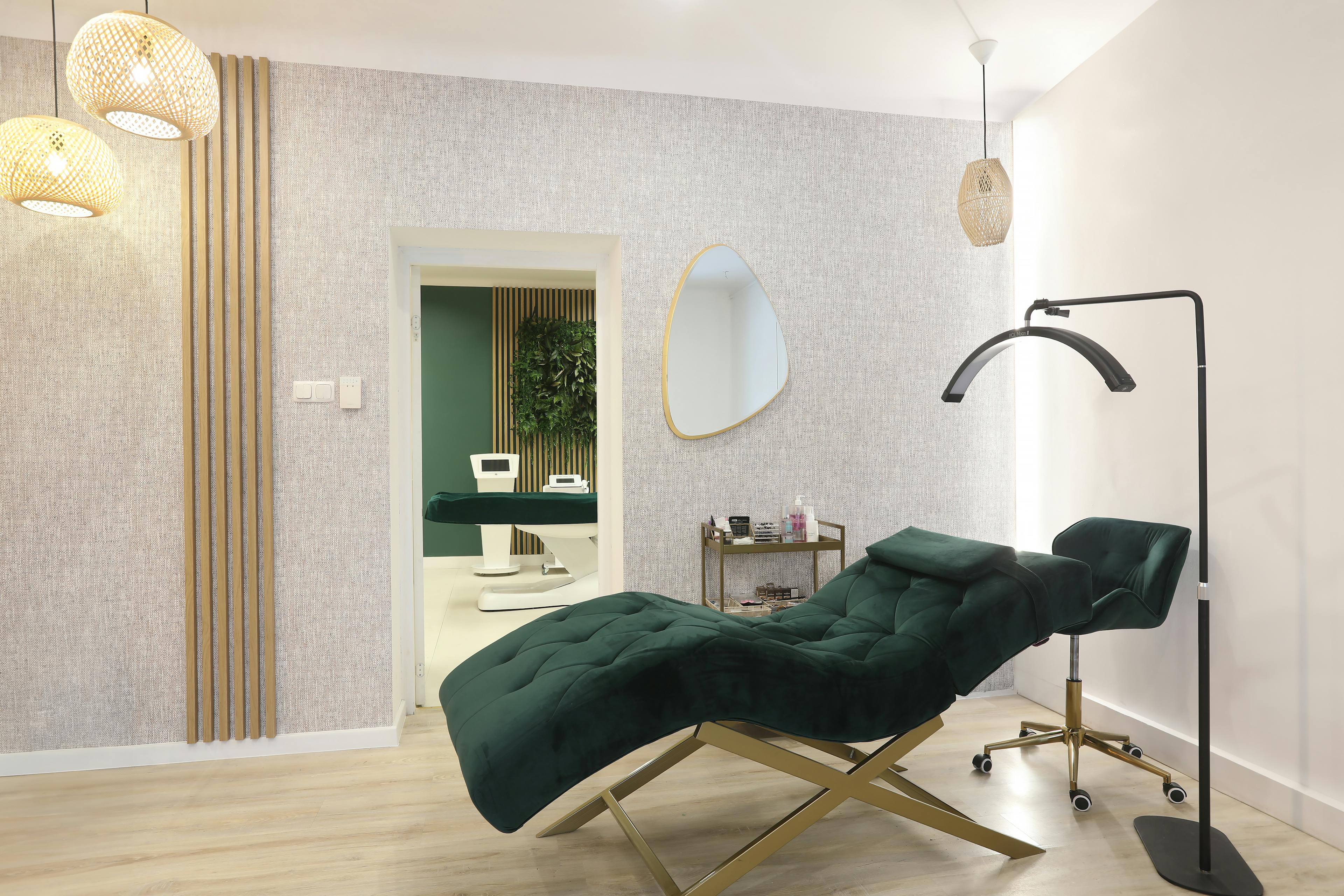 Wnętrze stanowiska do stylizacji rzęs w salonie kosmetycznym health & beauty w krakowie