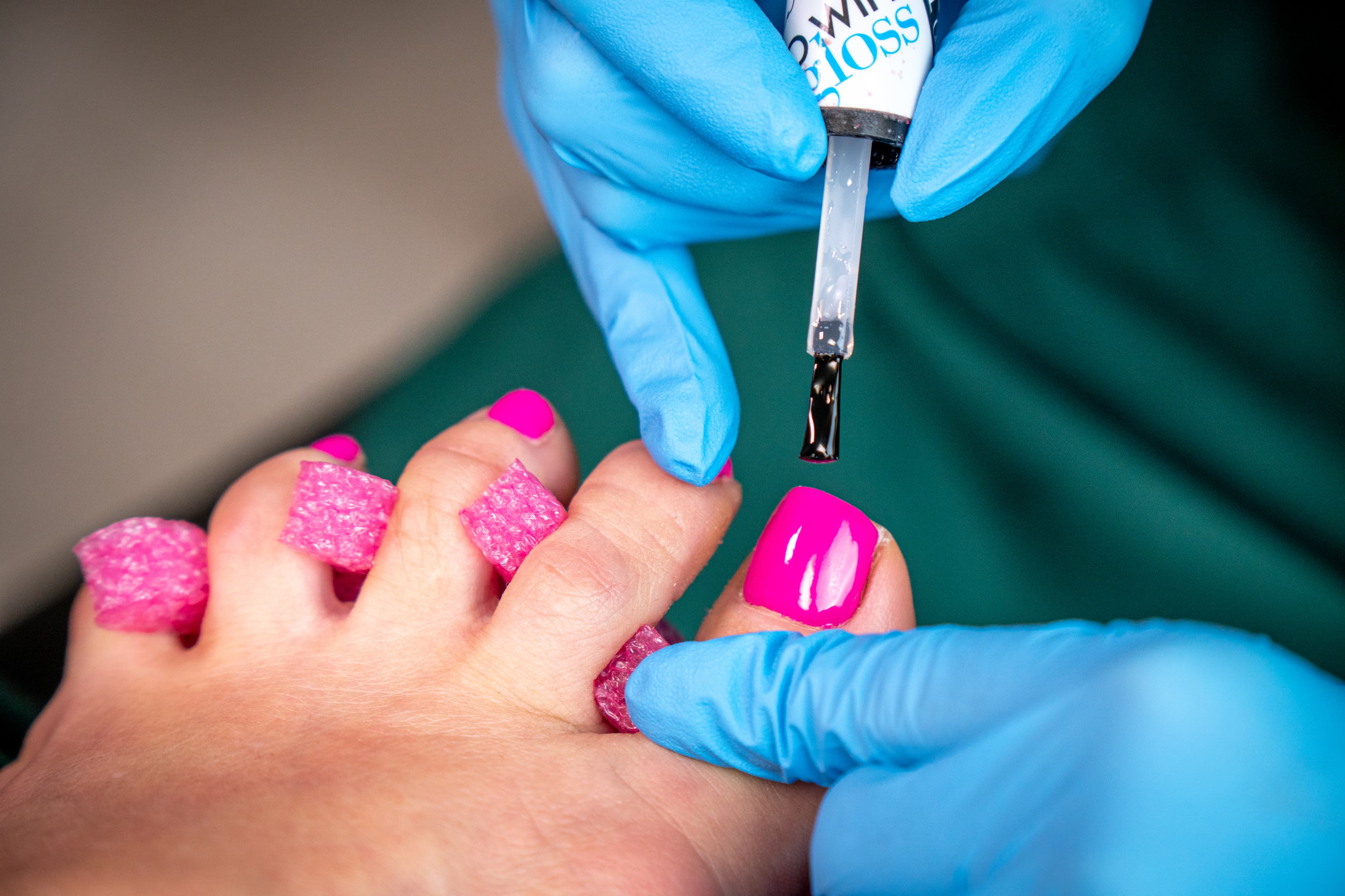 w trakcie pedicure hybrydowego w Krakowie