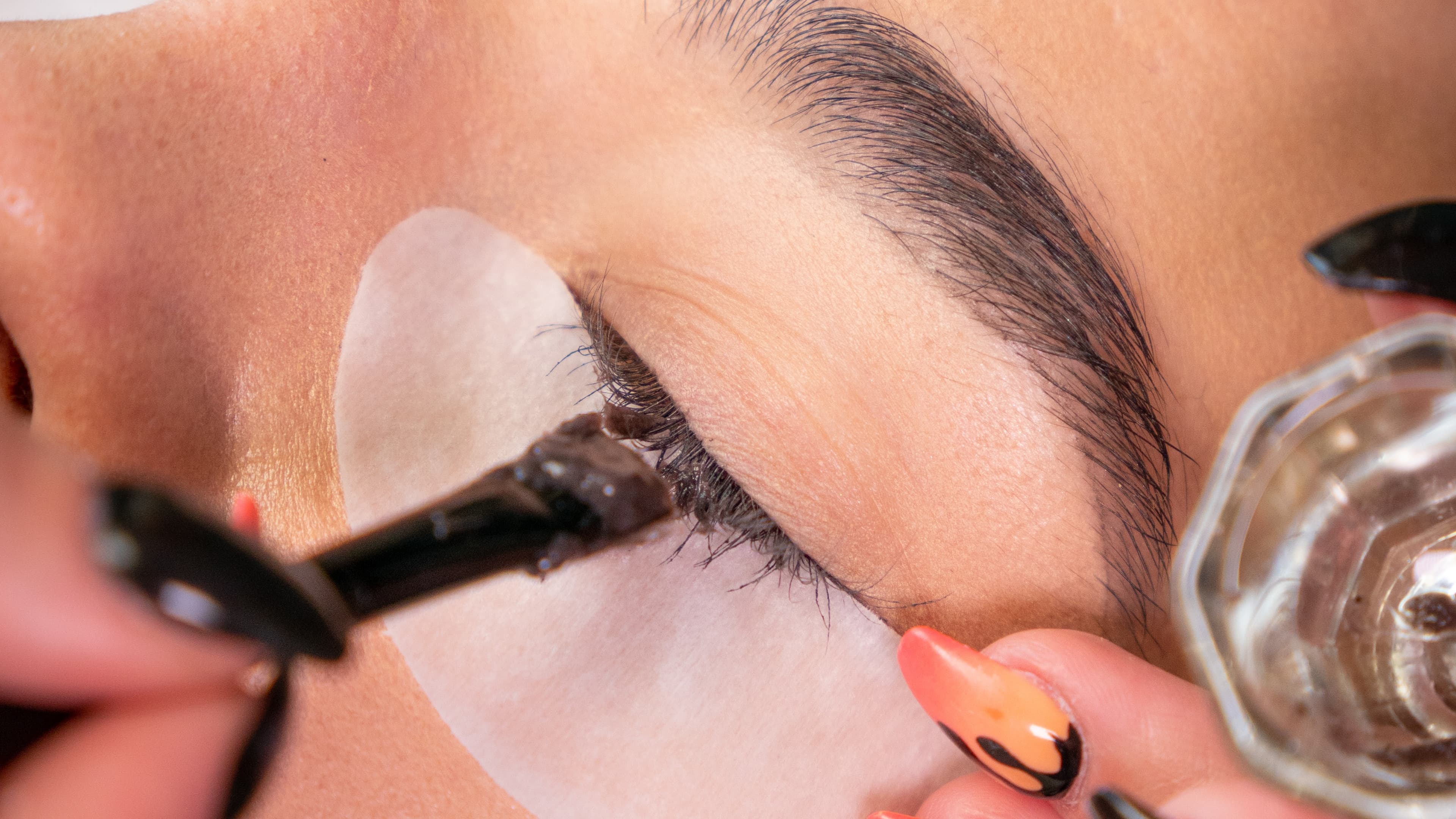 nakladanie henny na rzesy w salonie kosmetycznym health beauty w Krakowie