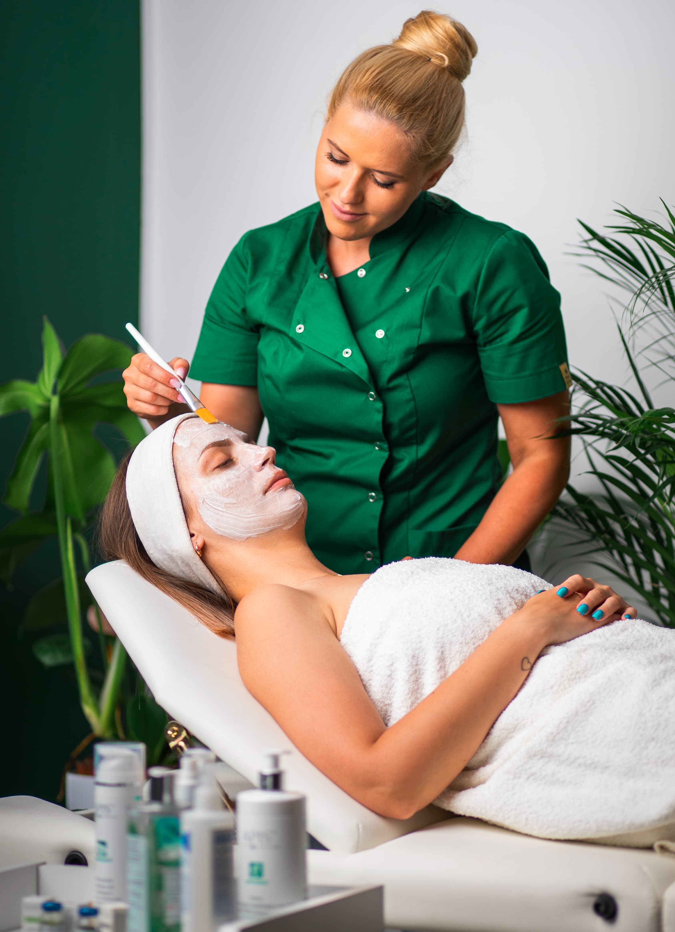 kosmetyczka nakłada maseczkę w trakcie manualnego oczyszczania twarzy w salonie kosmetycznym health & beauty w Krakowie