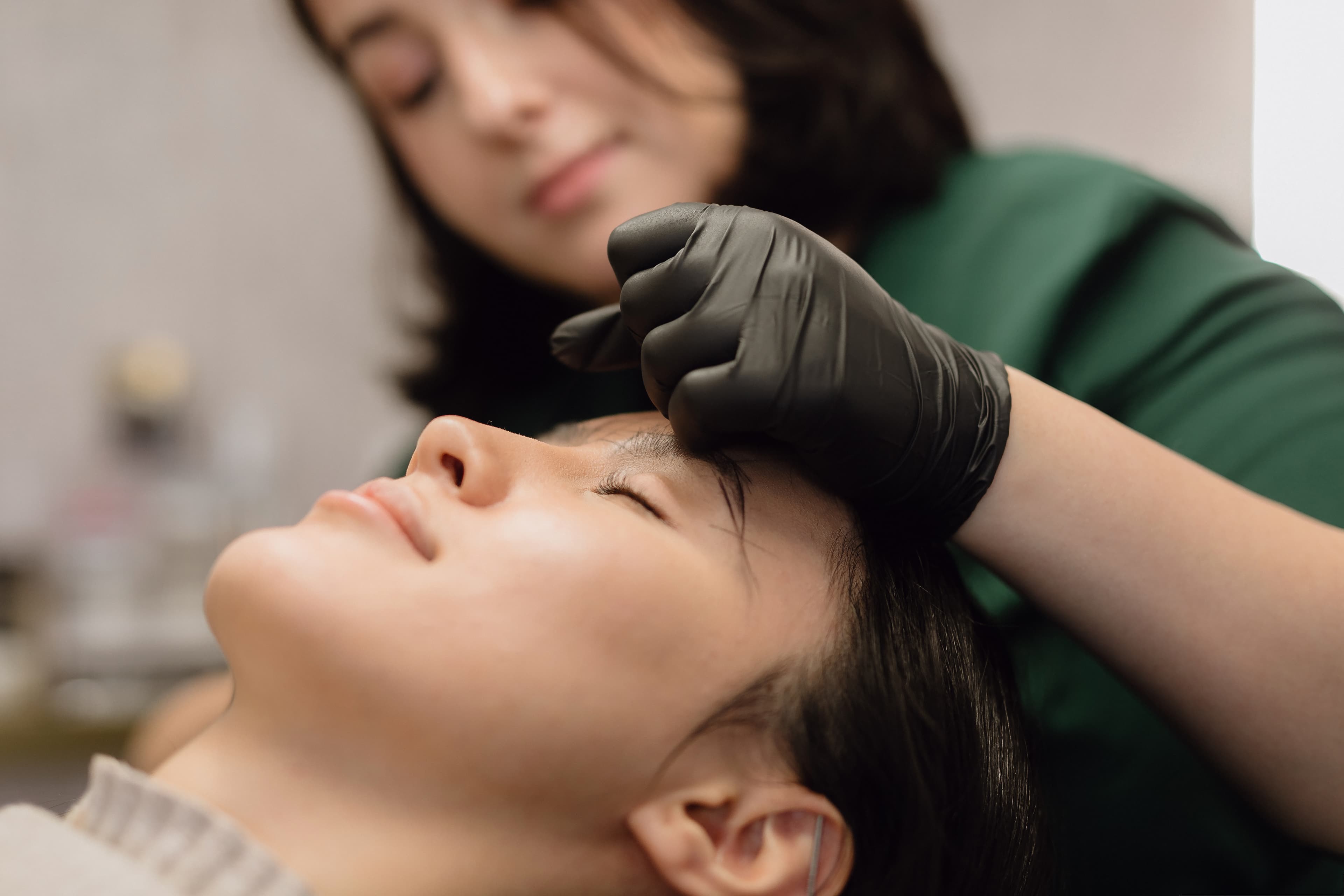 w trakcie architektury i geometrii brwi w krakowie