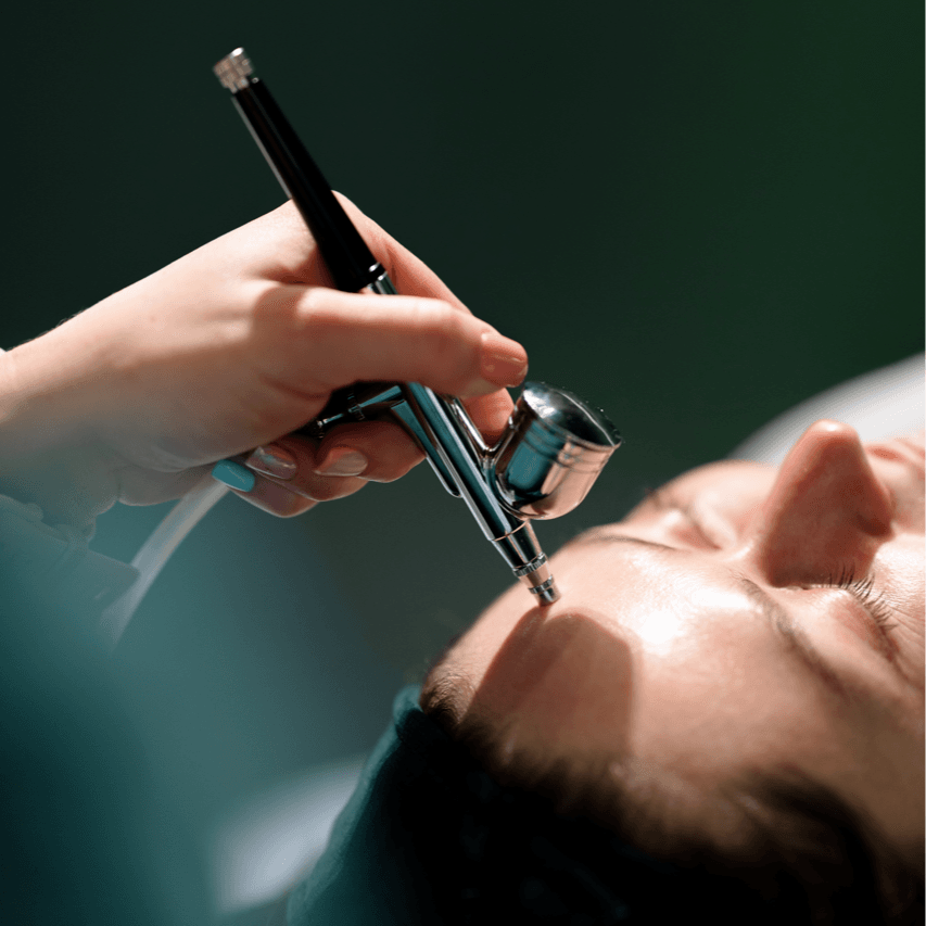 Kosmetyczka wykonuje zabieg na twarz w salonie kosmetycznym Health & beauty w Krakowie