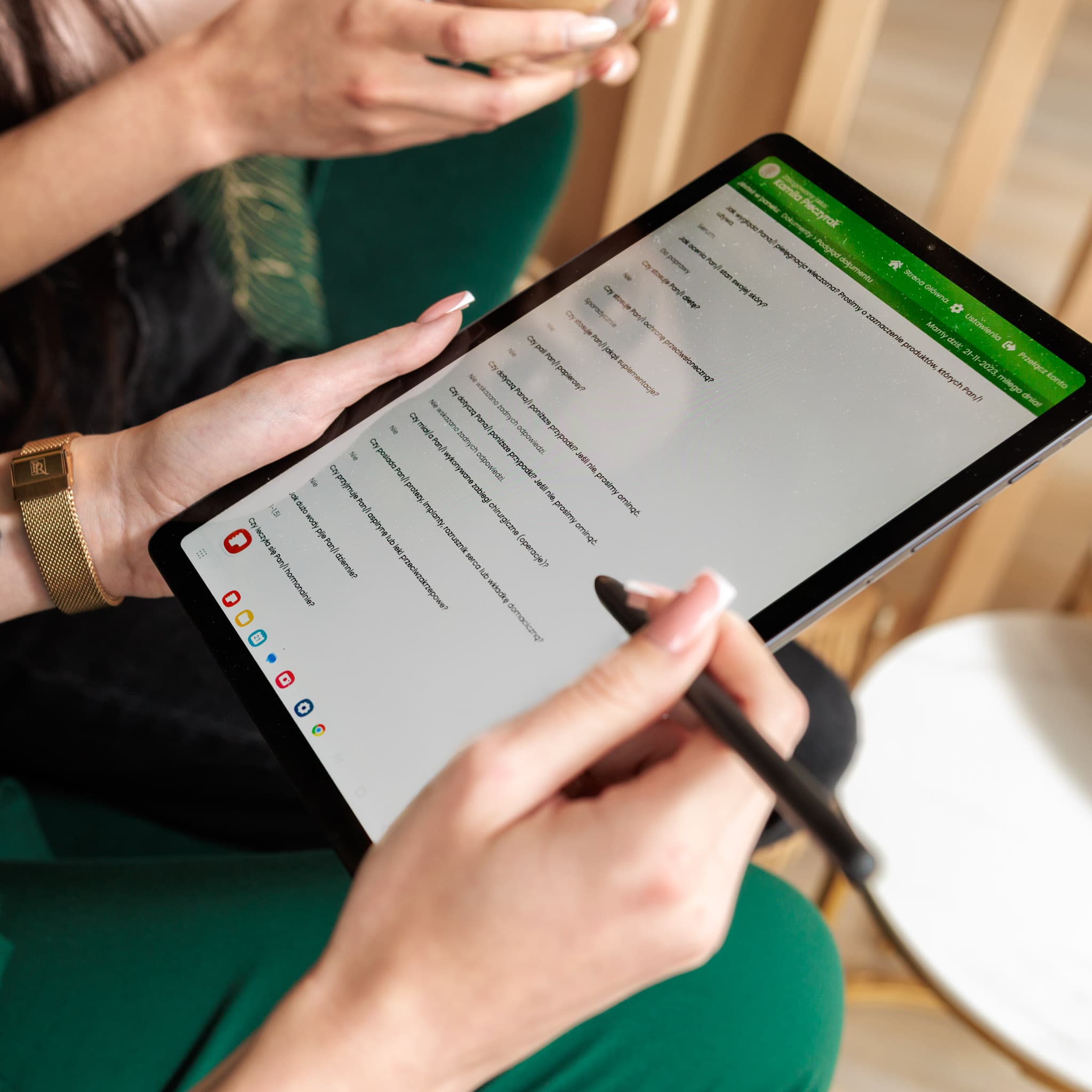 w trakcie kosultacji kosmetologicznej w salonie piękności w krakowie