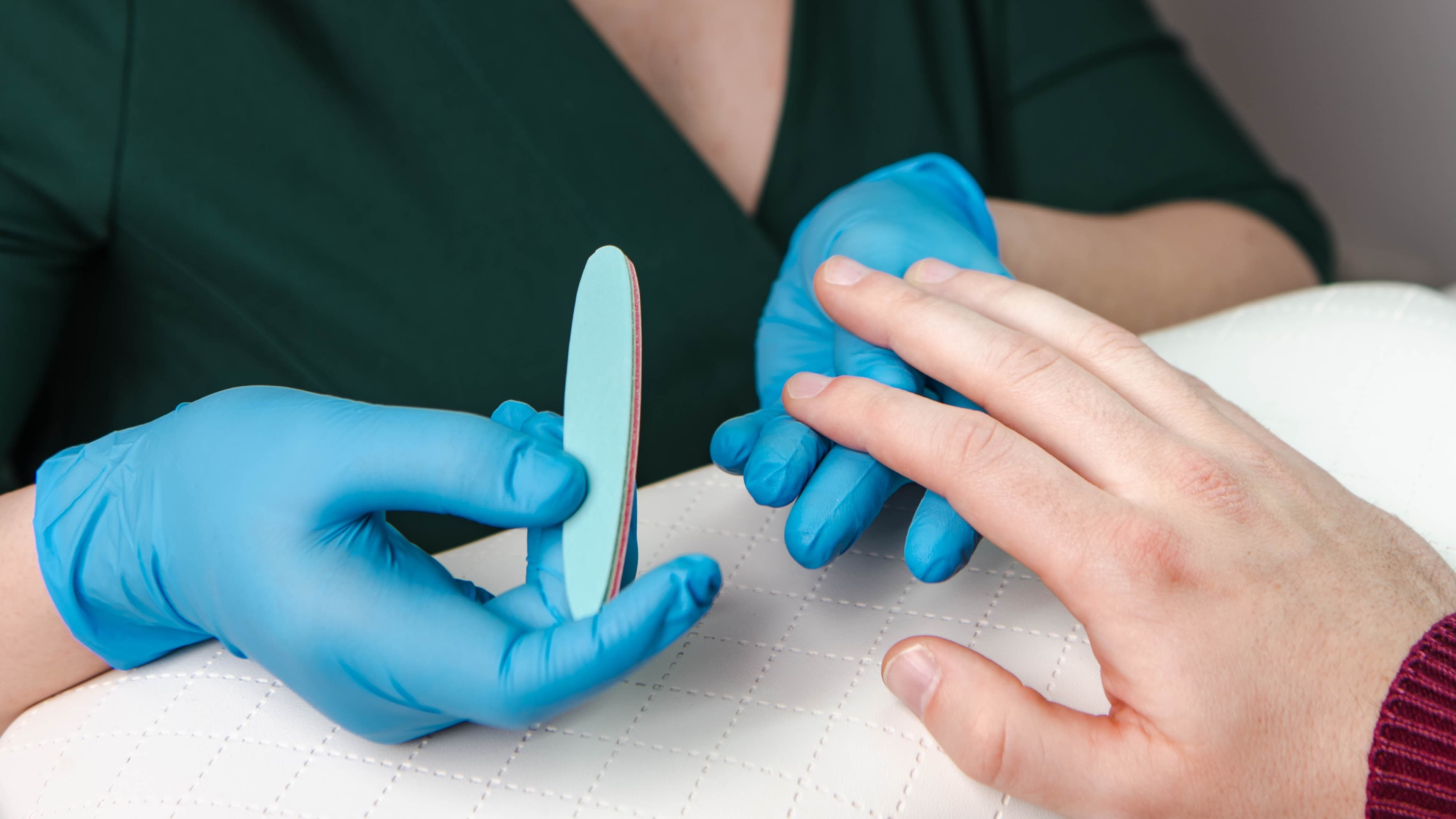 manicurzystka w trakcie wykonywania manicure japonskiego