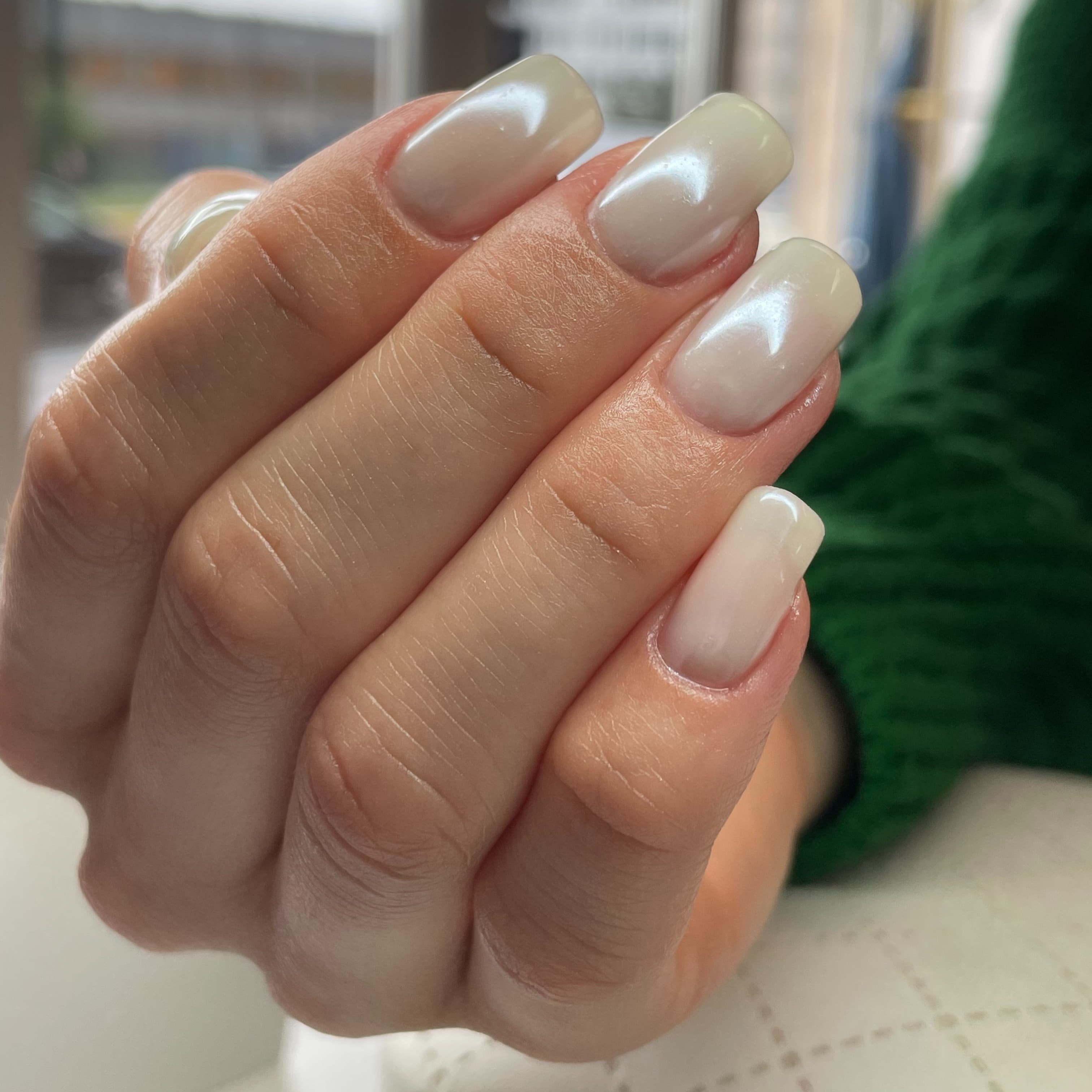 paznokcie hybrydowe biały wykonanie health and beauty kraków