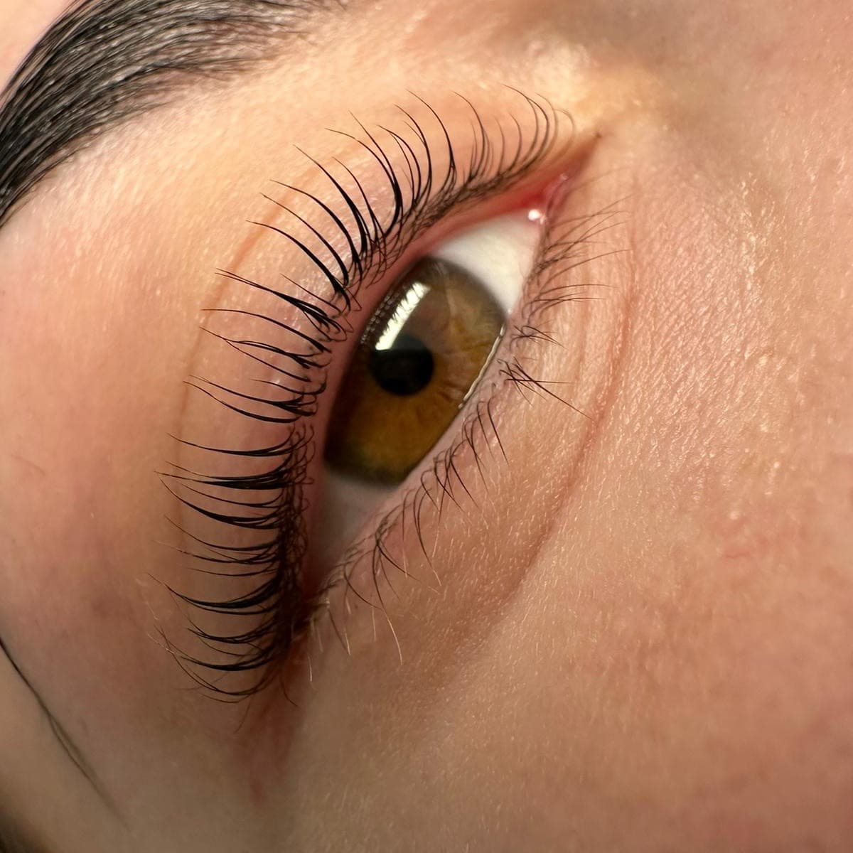 efekt liftingu rzęs w salonie kosmetycznym health and beauty w Krakowie