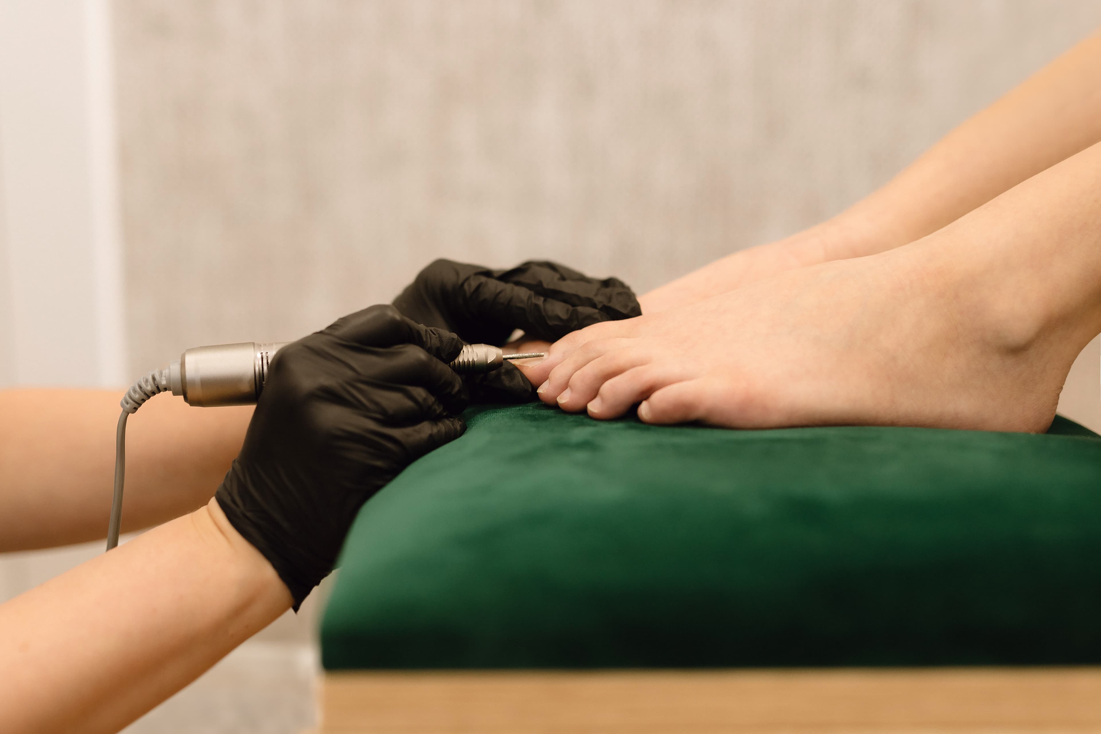 zabieg pedicure hybrydowy w salonie piękności w krakowie