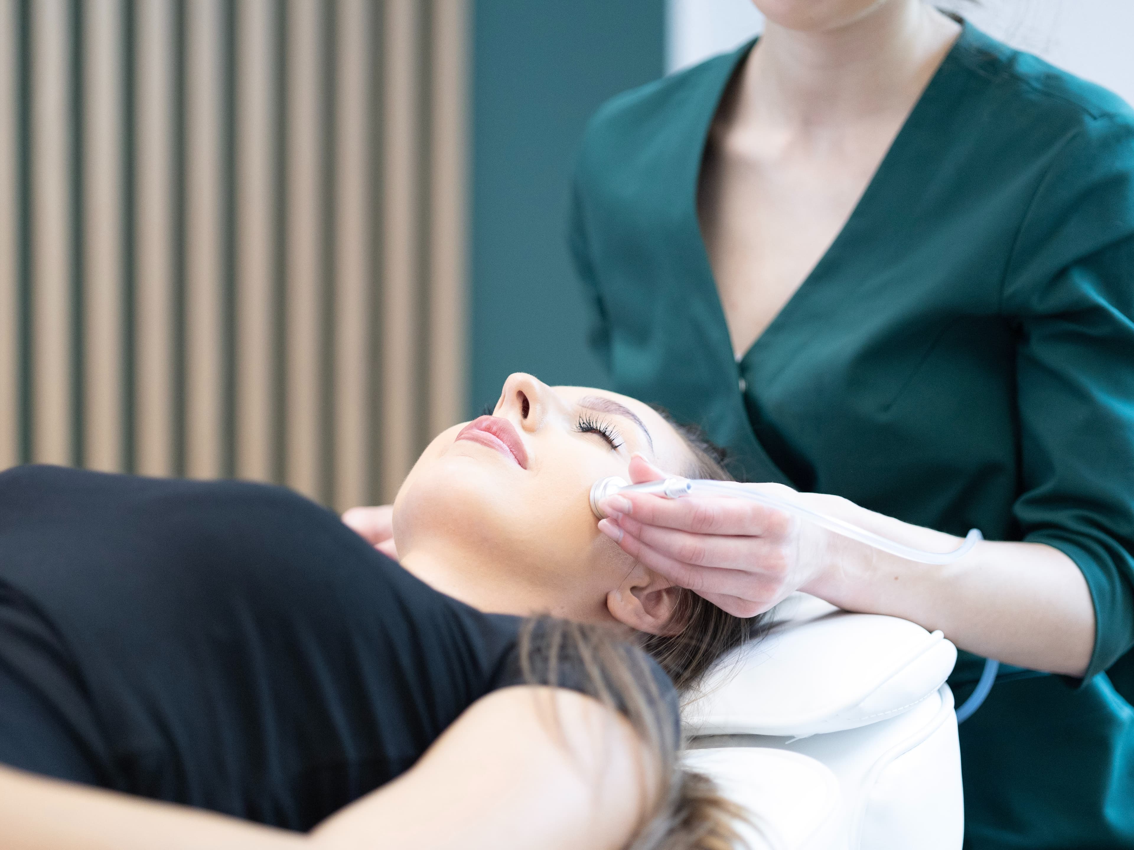 w trakcie odmładzającego zabiegu na twarz - infuzja tlenowa