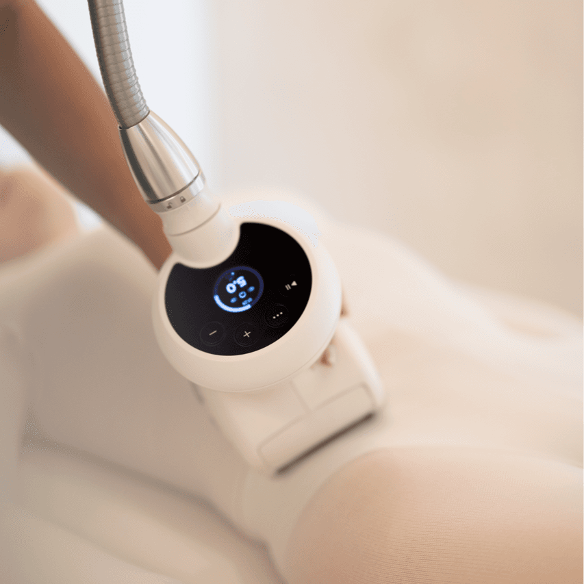 Zbliżenie na kosmetyczkę wykonującą enderomologię salonie piękności Health & beauty w Krakowie