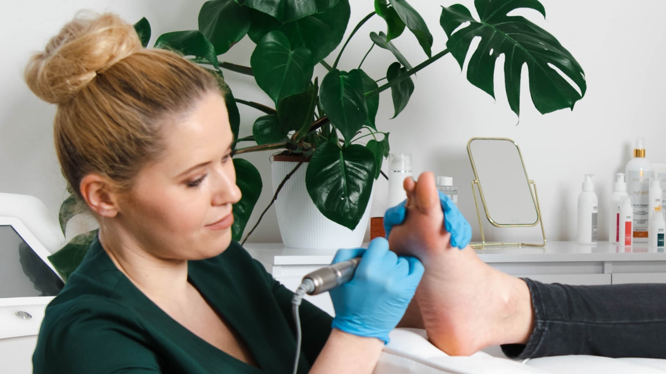 w trakcie zabiegu pedicure w salonie kosmetycznym health and beauty w krakowie