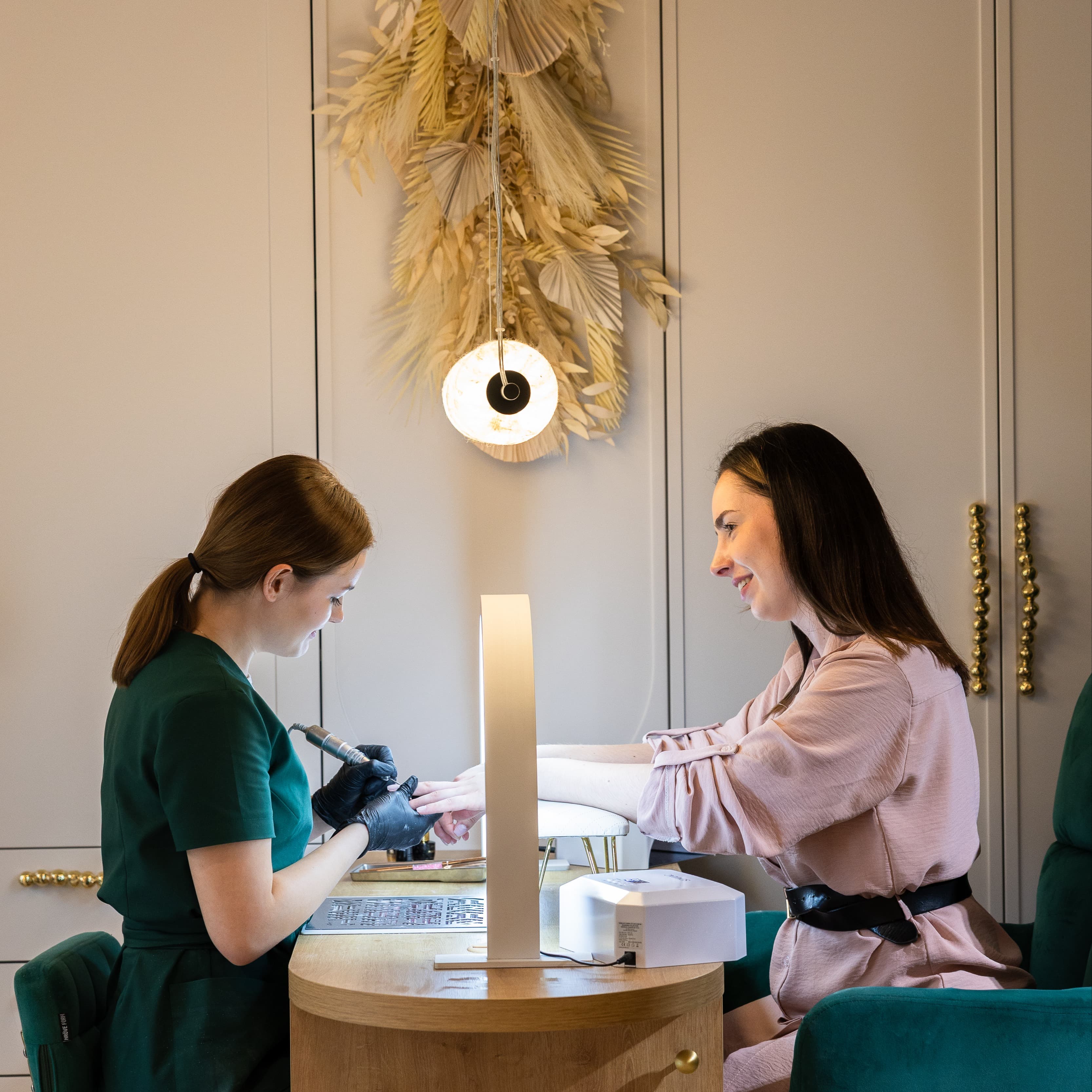 zbliżenie na stylizację paznokci w trakcie manicure w salonie kosmetycznym w krakowie