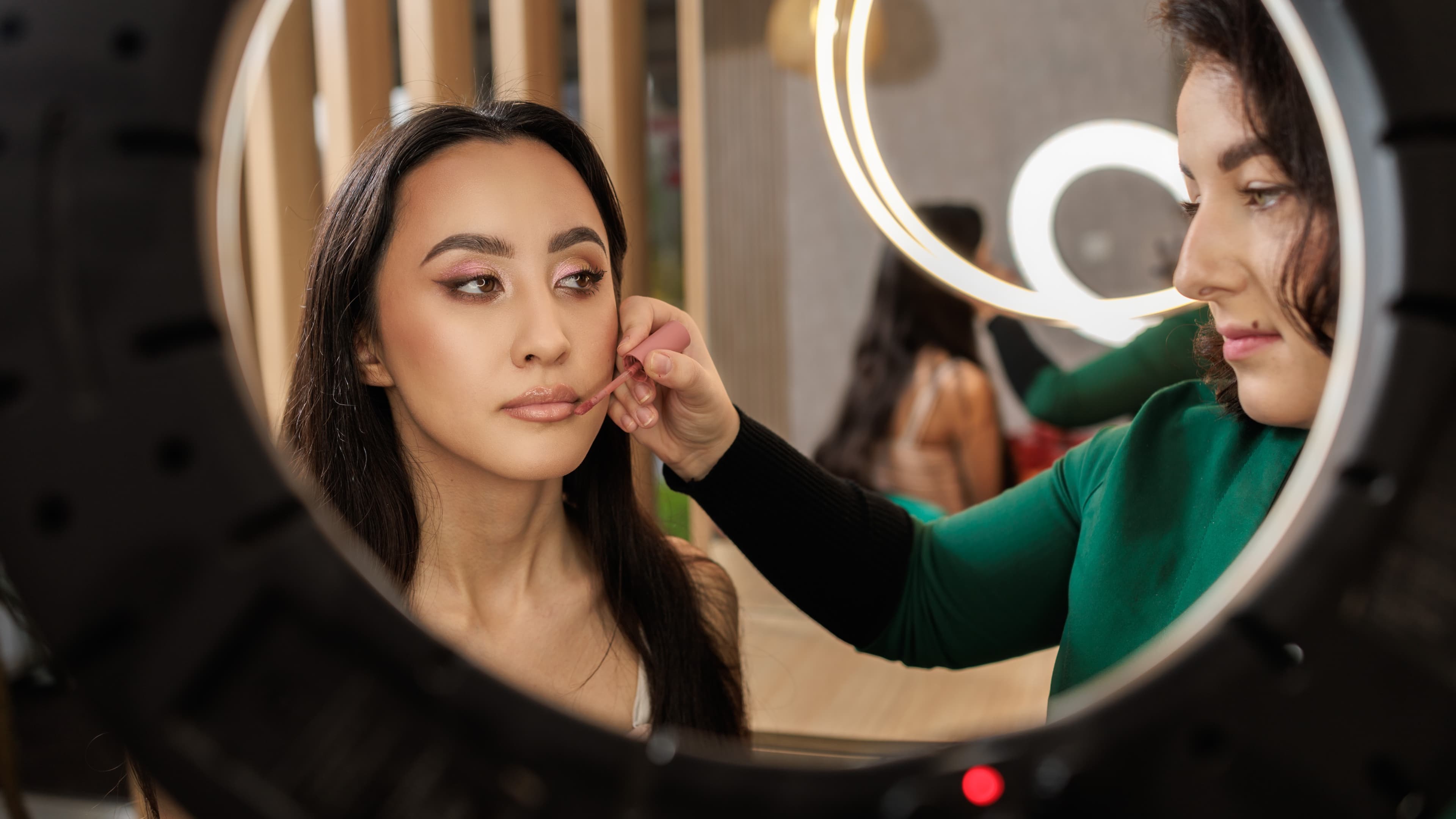 w trakcie makijazu slubnego w krakowie