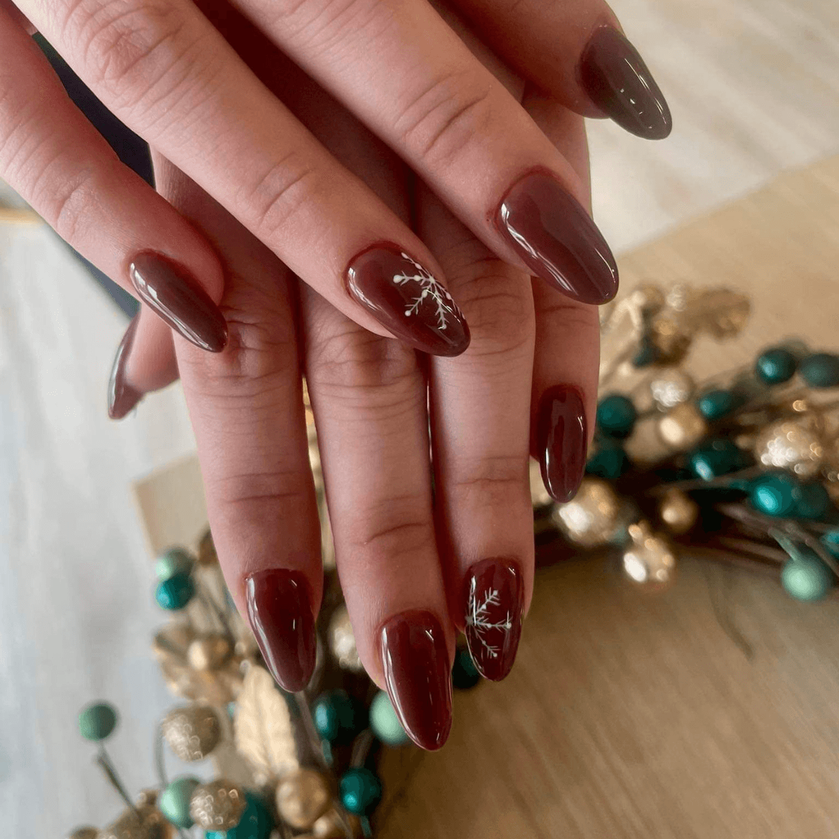 manicure hybrydowy swiateczny w salonie kosmetycznym health & beauty