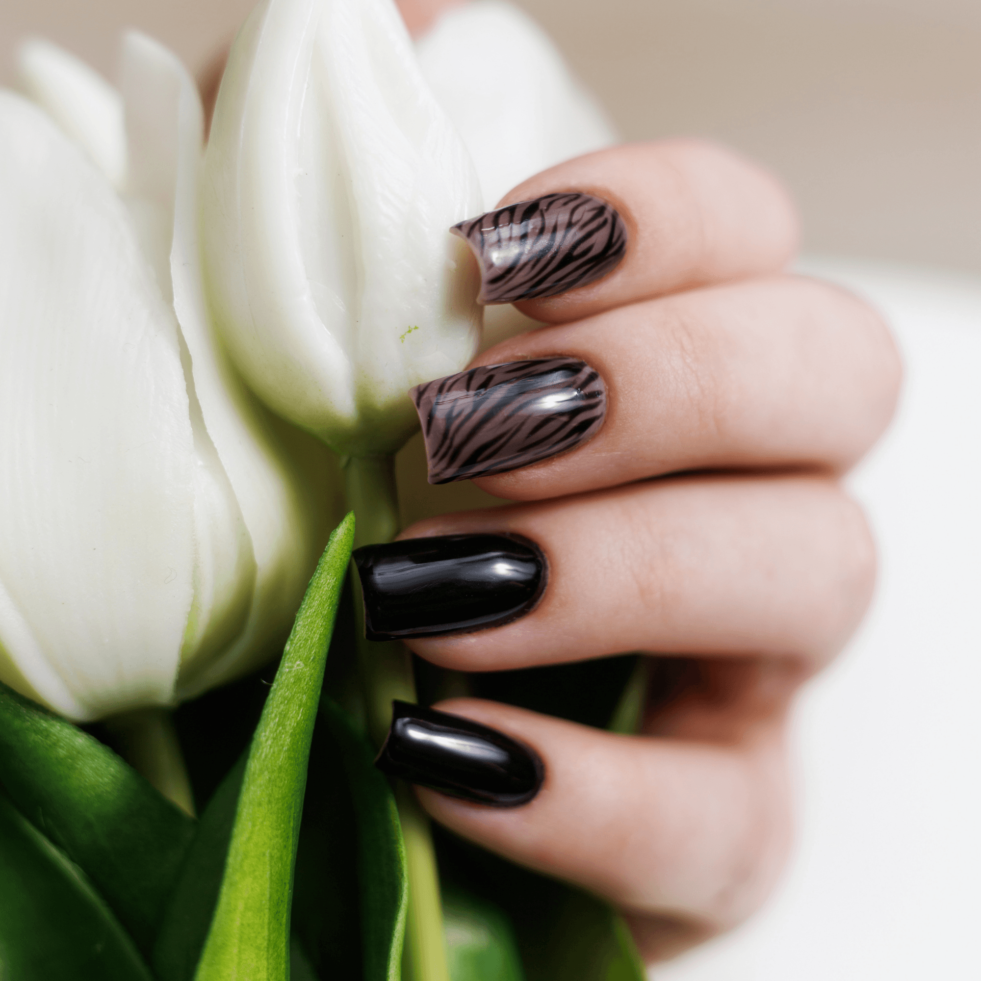 ciemne paznokcie zelowe ze zdobieniami