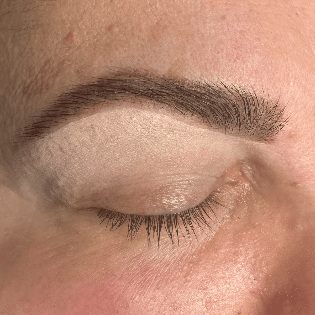 efekt henny pudrowej w studiu kosmetycznym w Krakowie