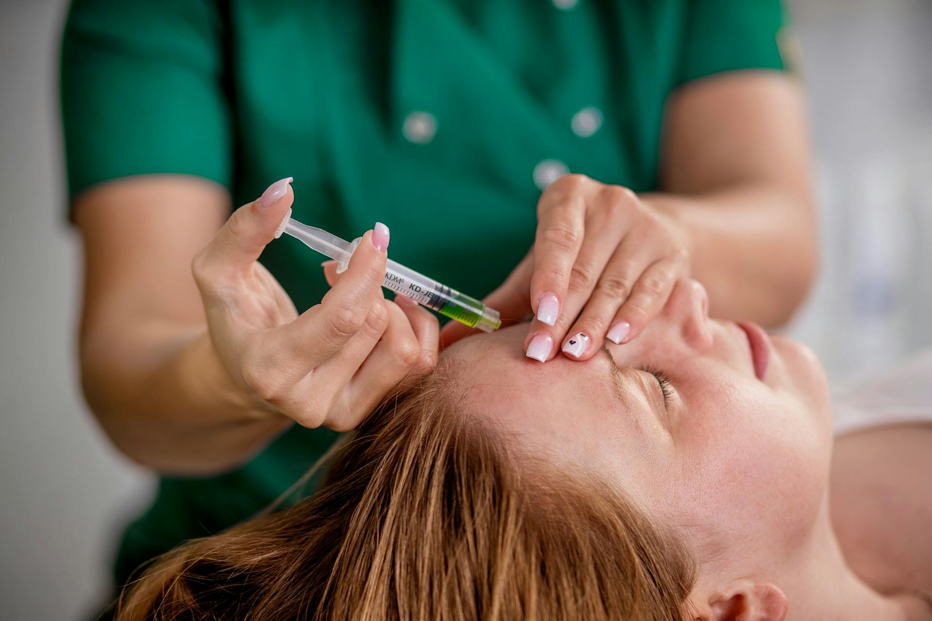 Kosmetolog wstrzykuje preparat w trakcie zabiegu peeling chemiczny w salonie kosmetycznym Health and beuaty w Krakowie