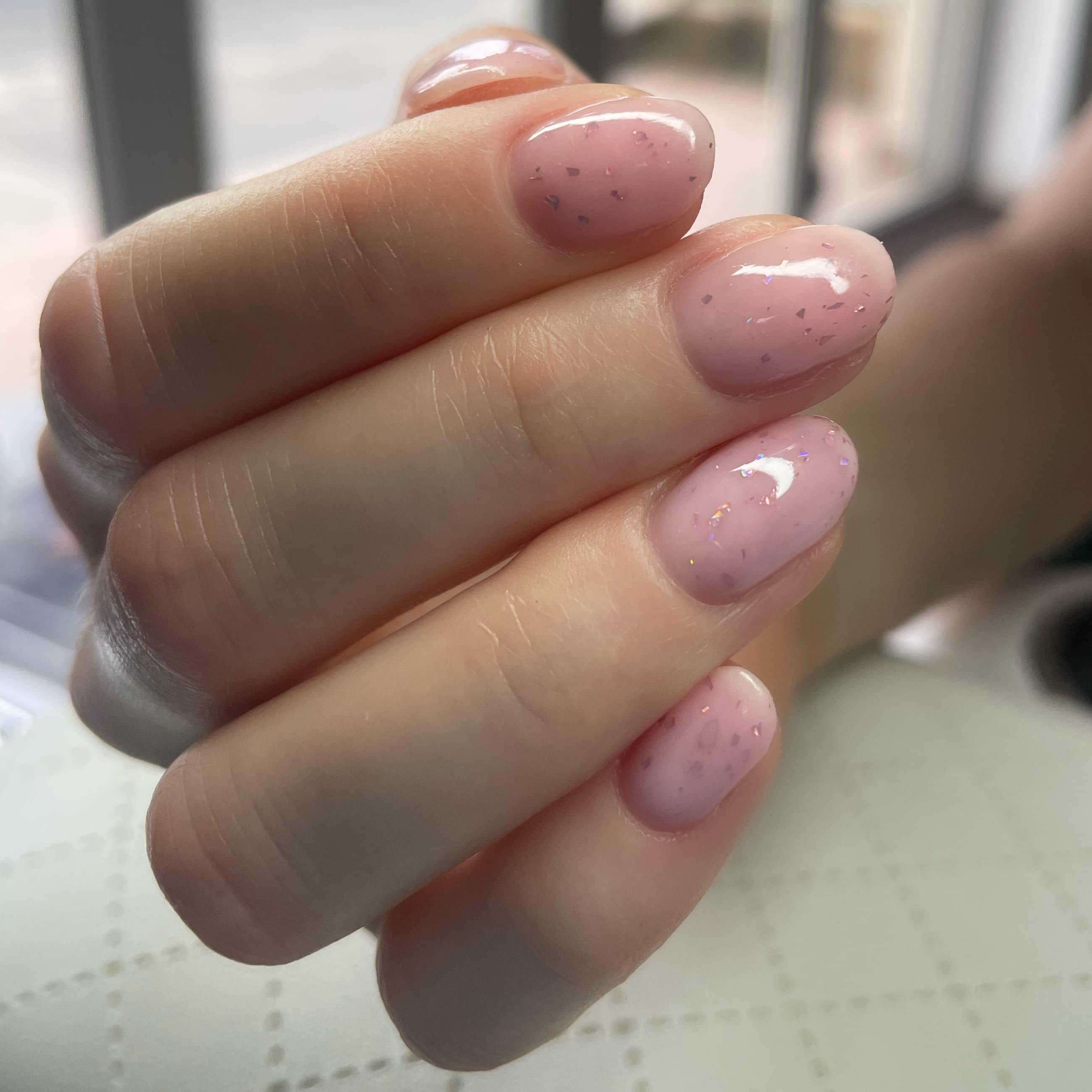 manicure hybrydowy różowy salon kosmetyczny health and beauty kraków