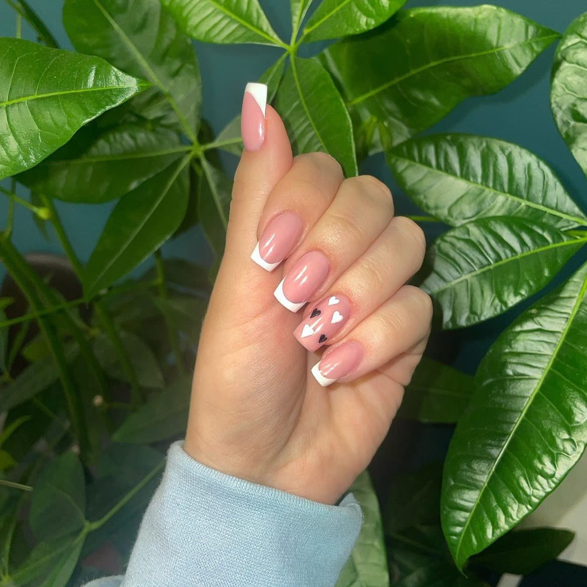 stylizacja paznokci żelowych na tle zieleni