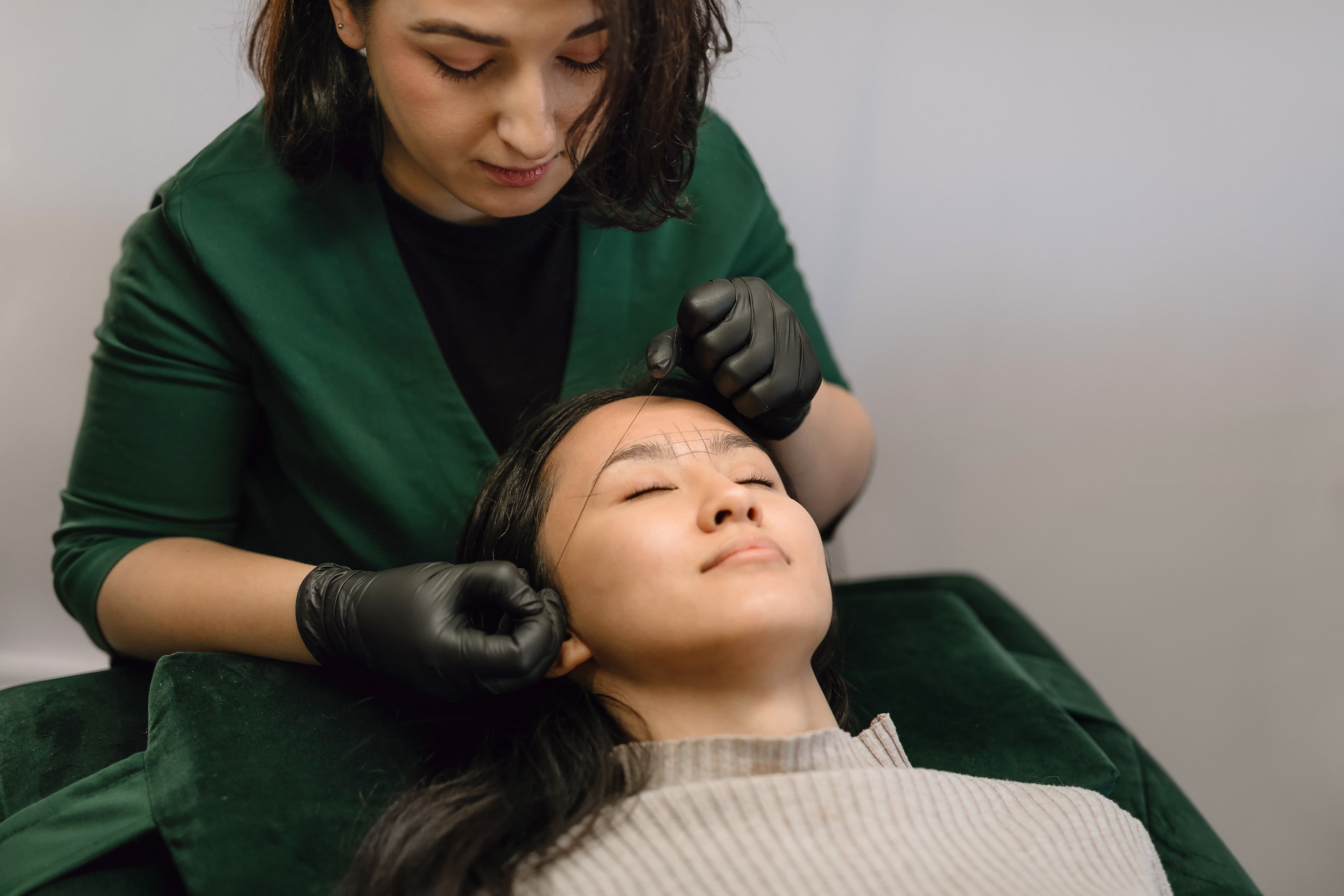 architektura i geometria brwi w salonie kosmetycznym w krakowie