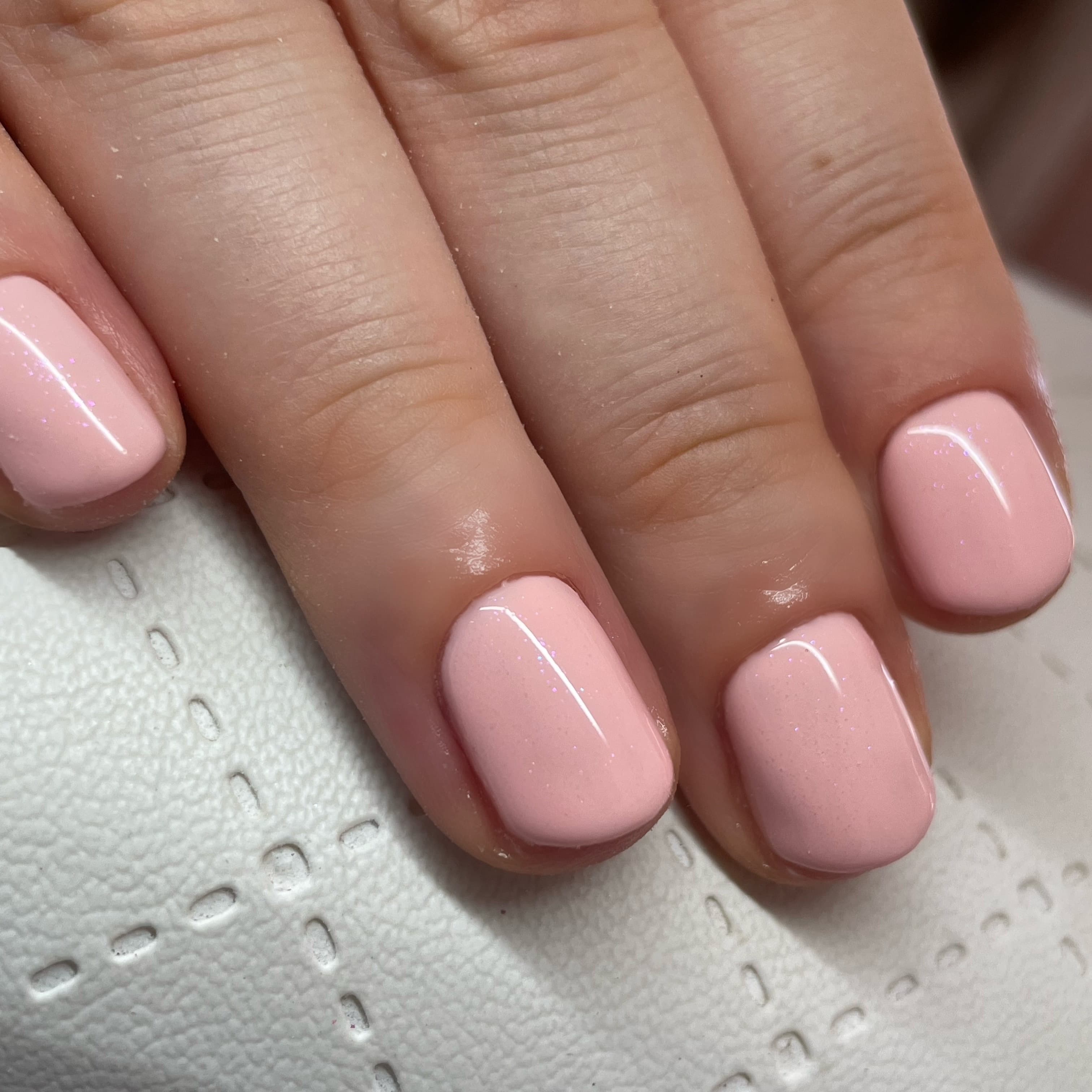 manicure hybrydowy różowy z brokatem wykonany w gabinecie kosmetycznym w Krakowie