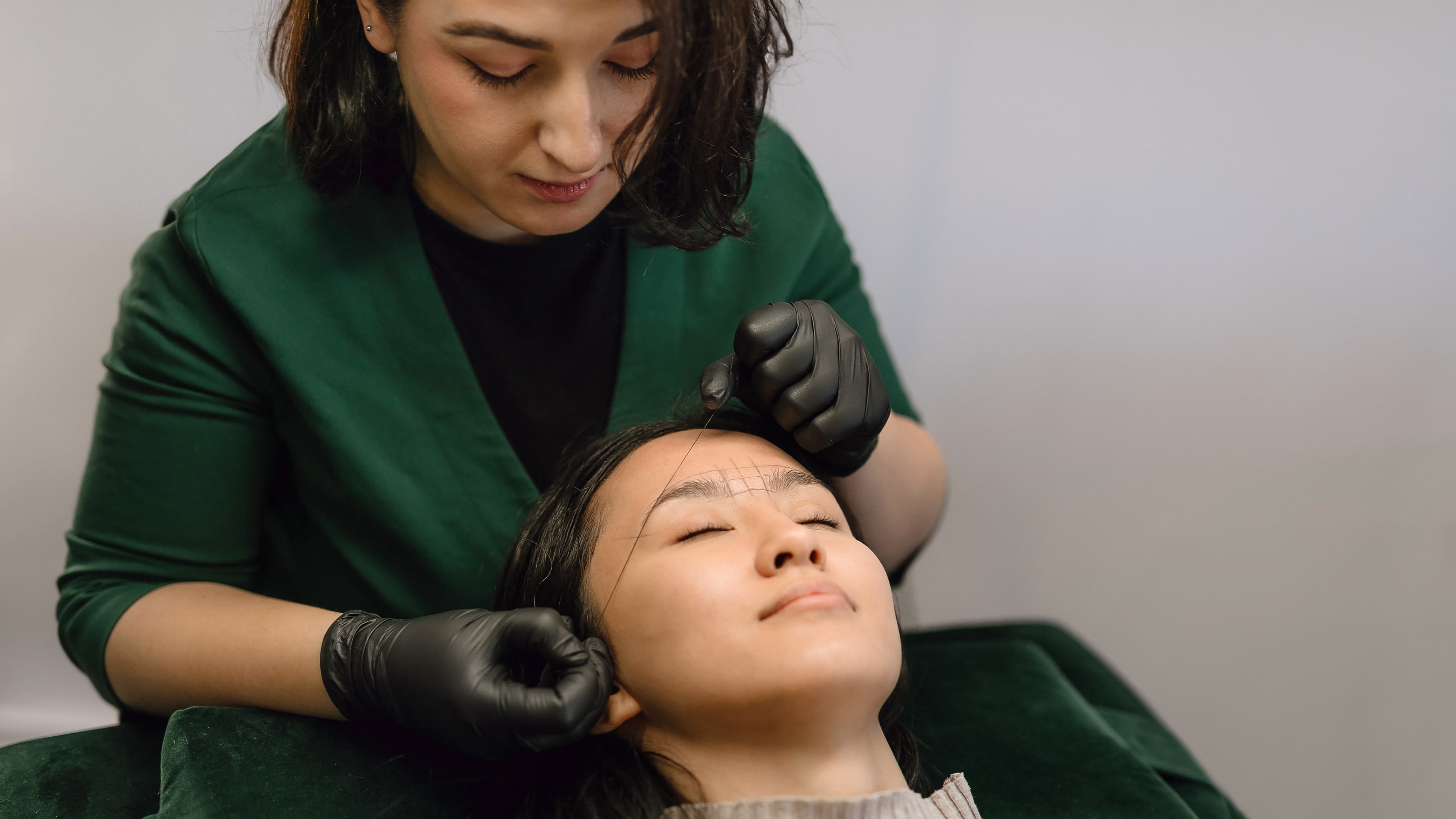 architektura i geometria brwi w salonie kosmetycznym w krakowie