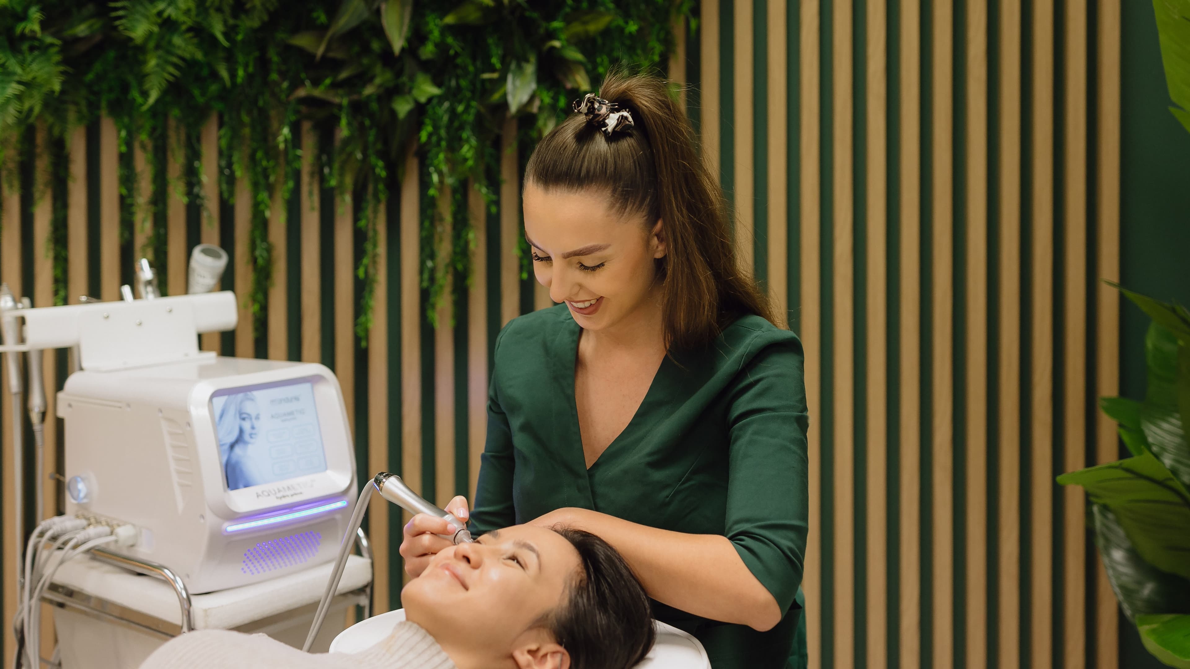 zabieg wodorowego oczyszczania twarzy w salonie urody w krakowie