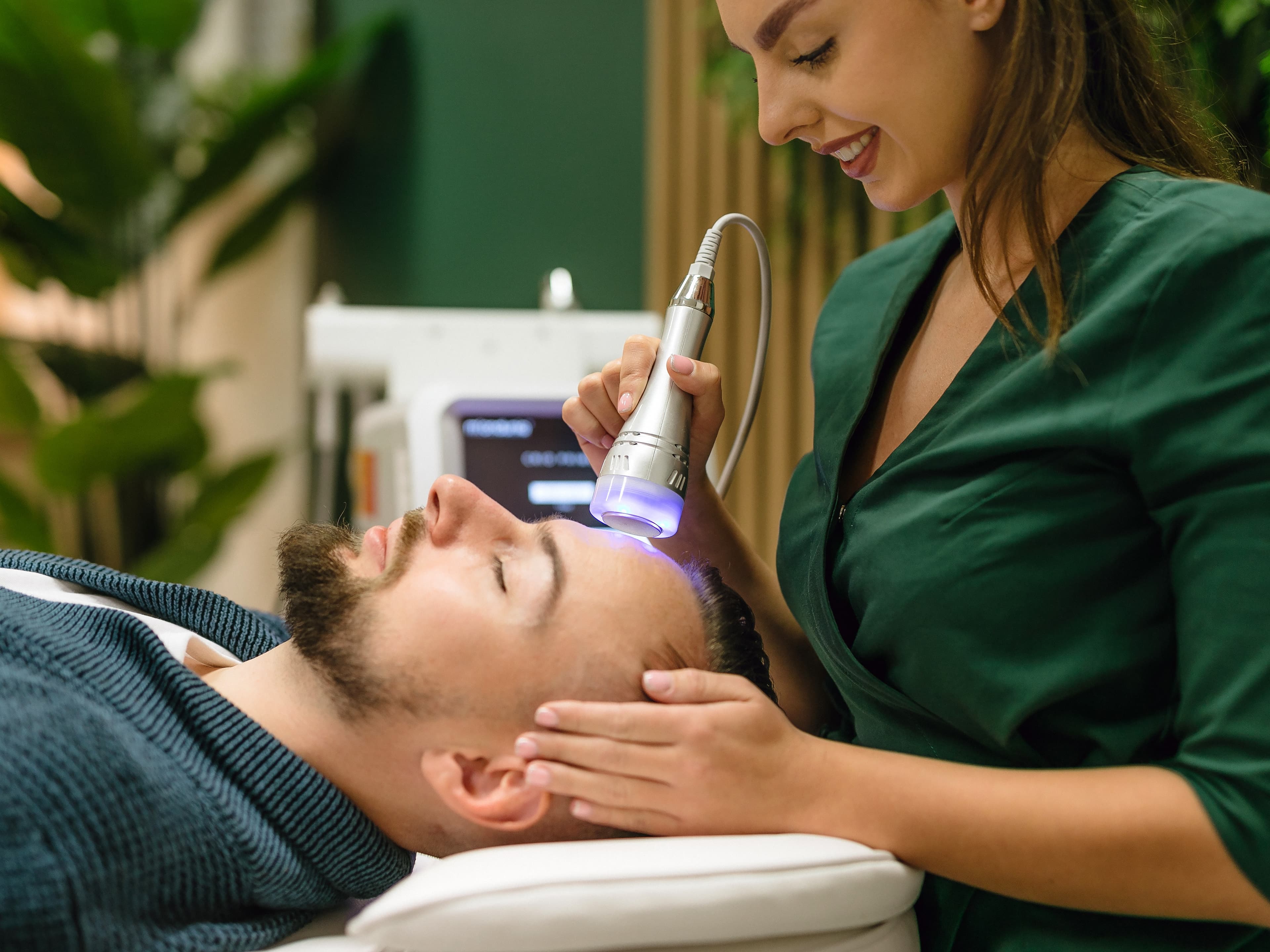 w trakcie zabiegu oczyszczania wodorowego w salonie health & beauty w Krakowie