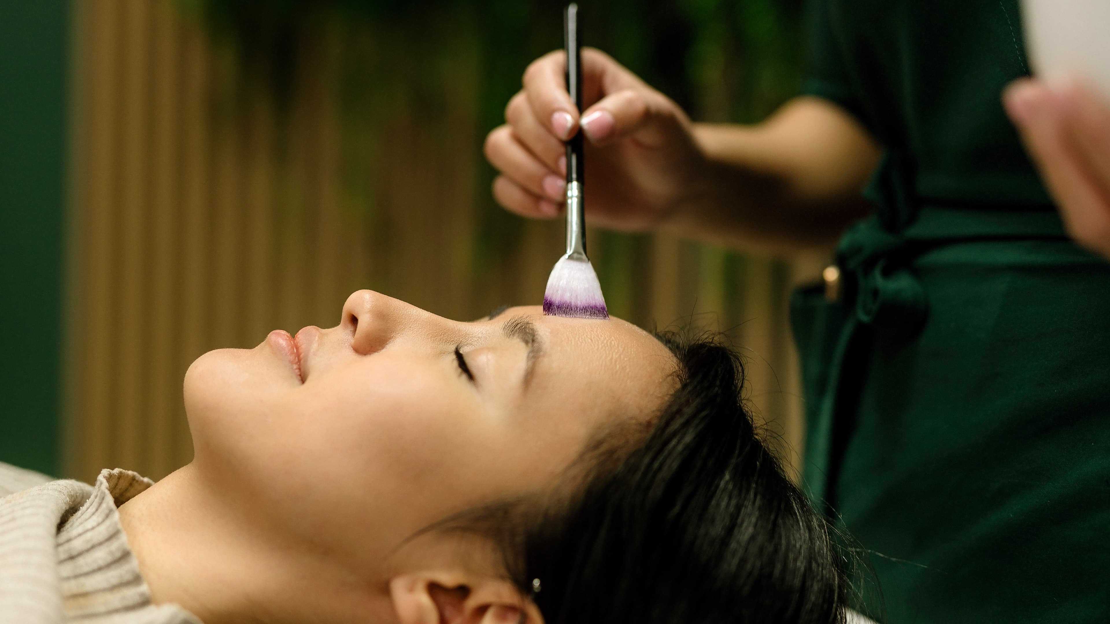 w trakcie zabiegu peelingów chemicznych w salonie piękności health and beauty w krakowie