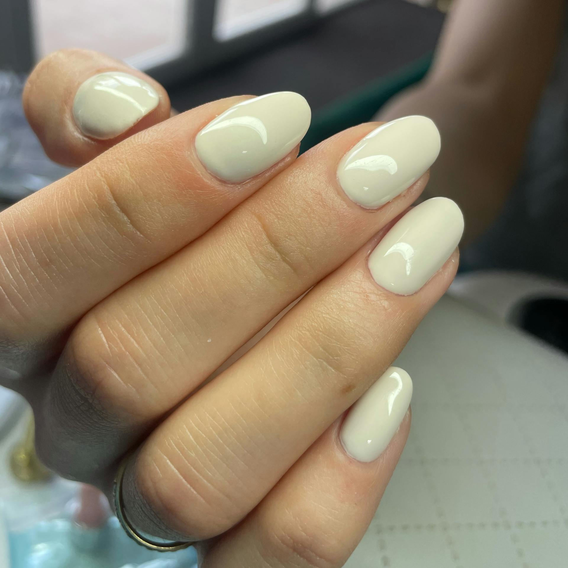 manicure hybrydowy biały wykonany w salonie urody health and beauty kraków