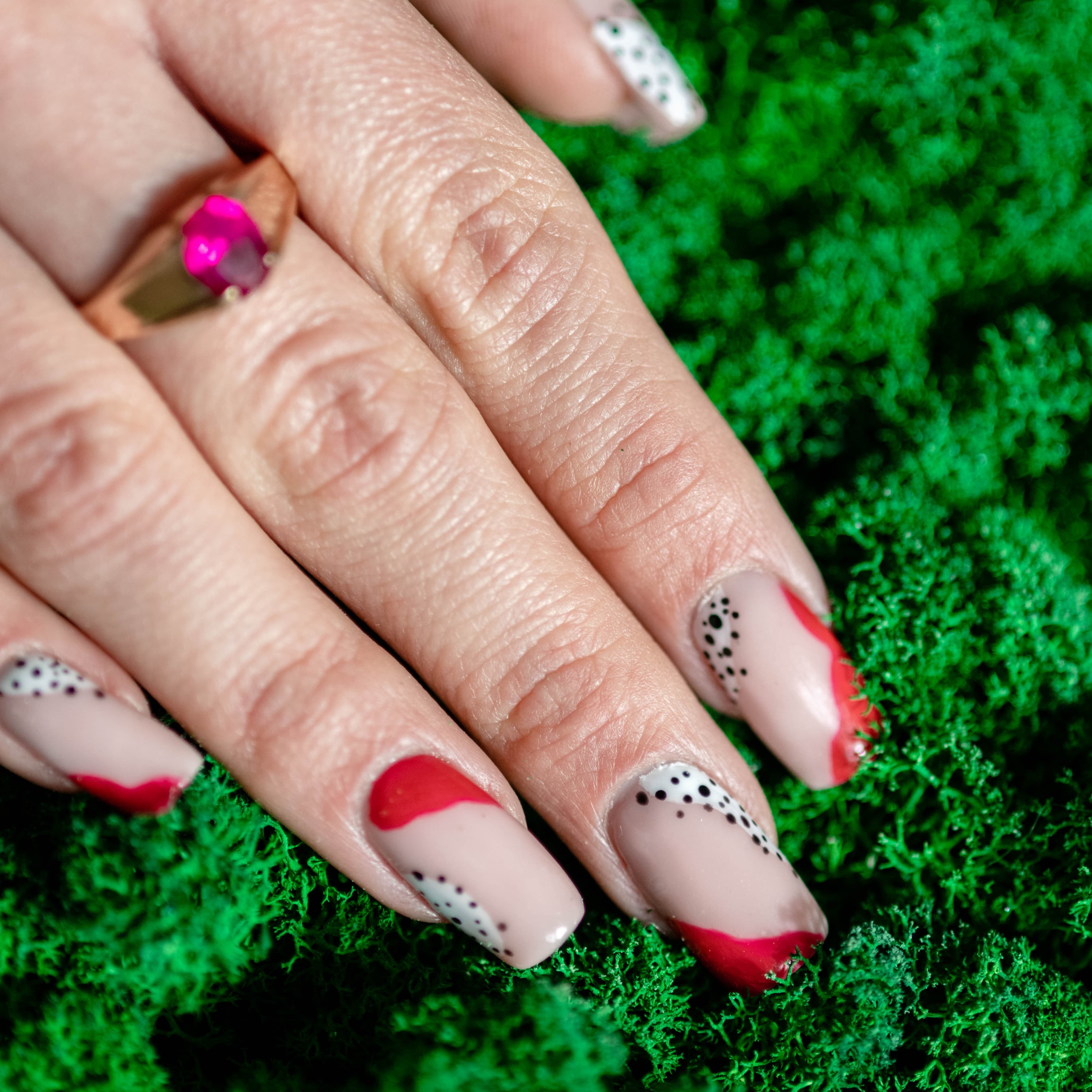 efekt czerwonej stylizacji paznokci żelowych manicure z wzorkami