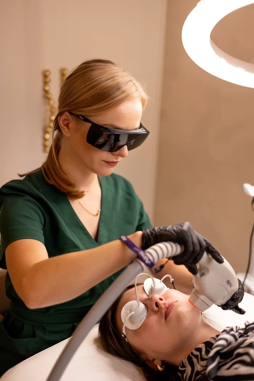 kosmetolog wykonuje zamykanie naczynek laserem alma w salonie health and beauty w krakowie