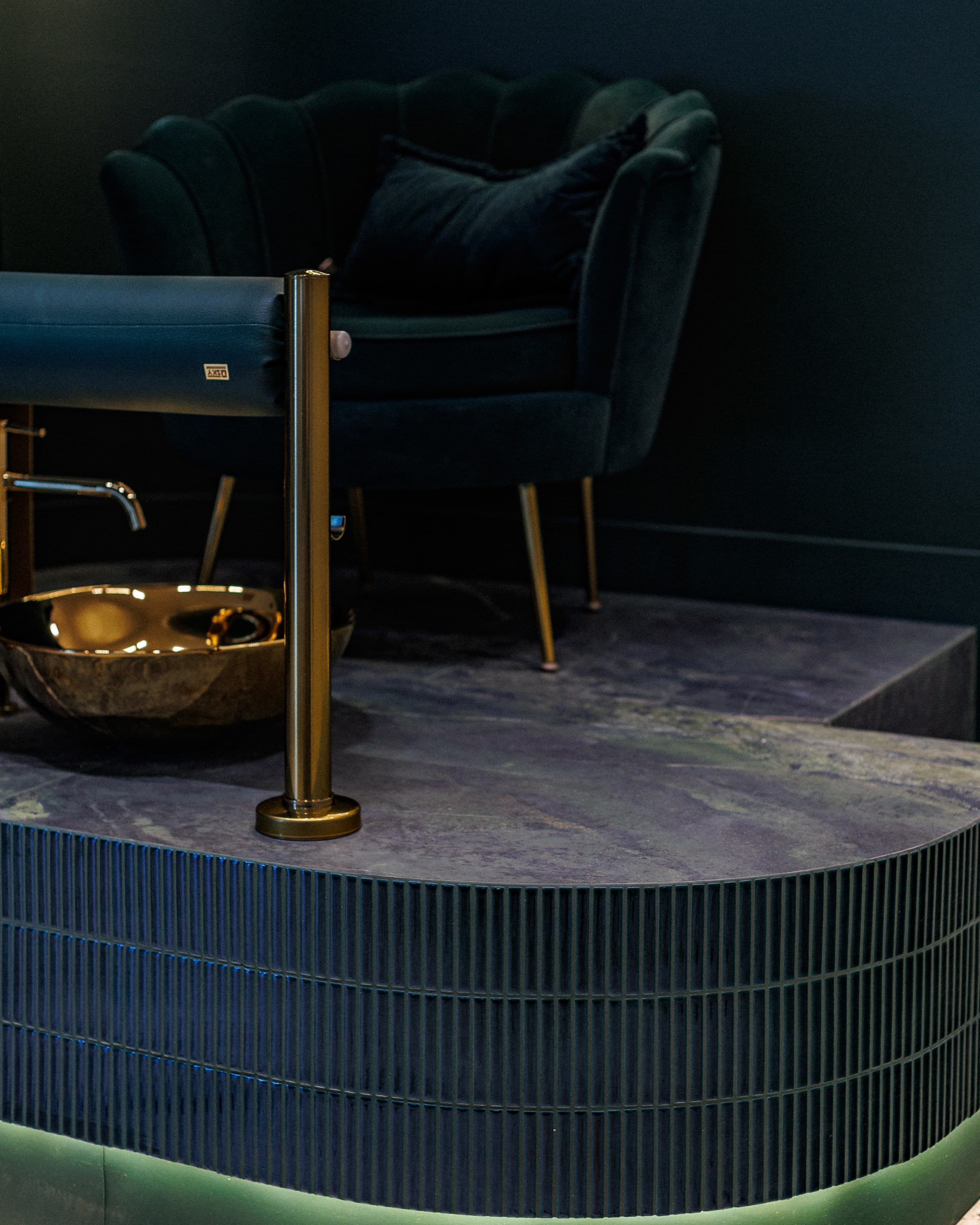 w trakcie pedicure hybrydowy w salonie piękności w krakowie