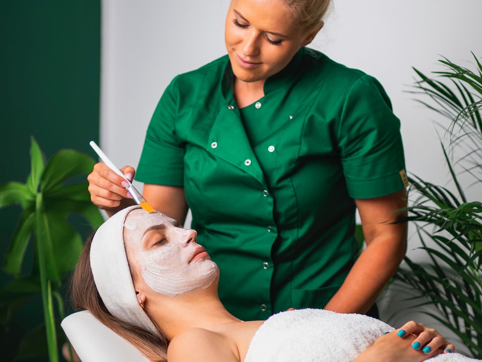 podczas zabiegu odświeżającego twarz w krakowie- peeling kawitacyjny