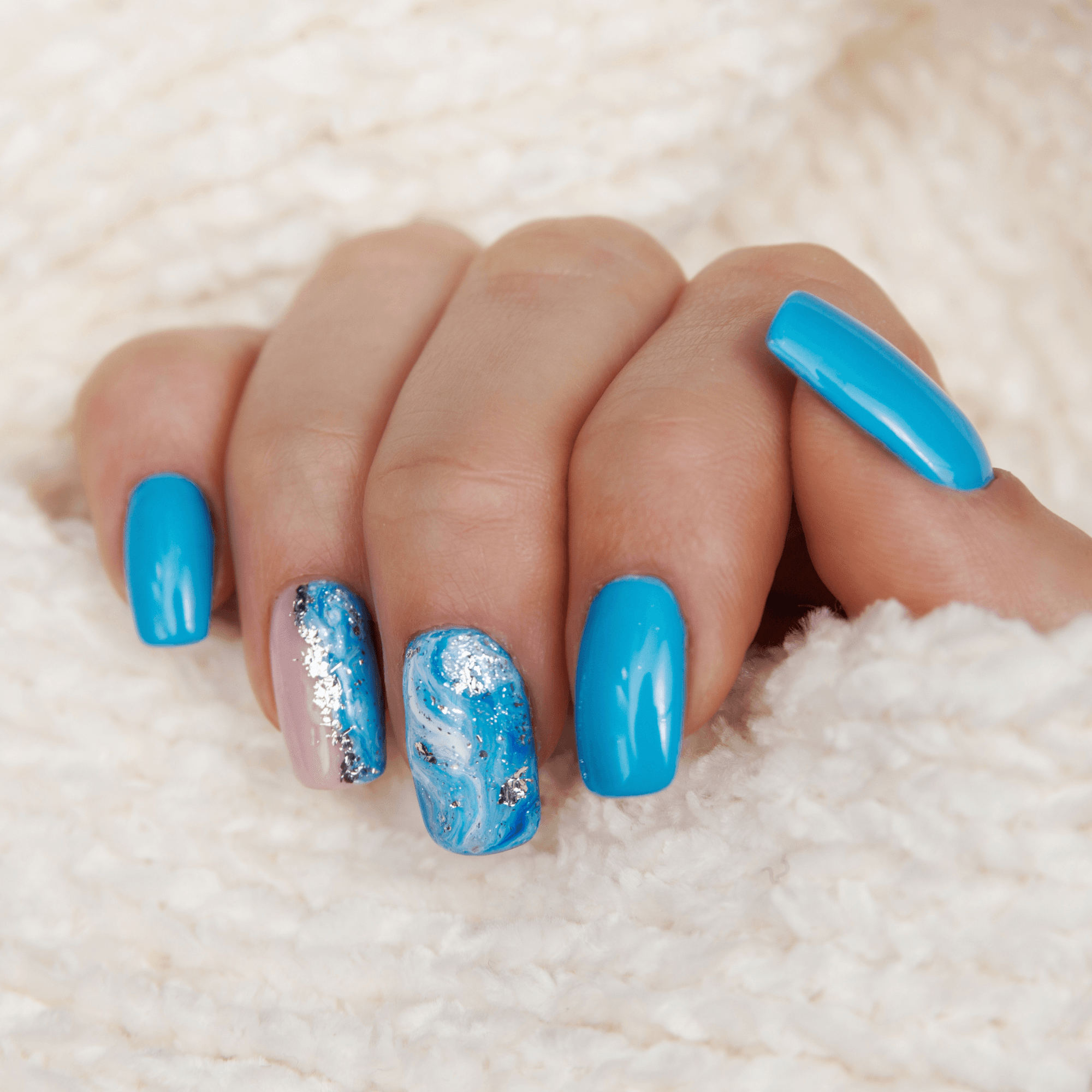 błękitny manicure hybrydowy w krakowskim salonie paznokci