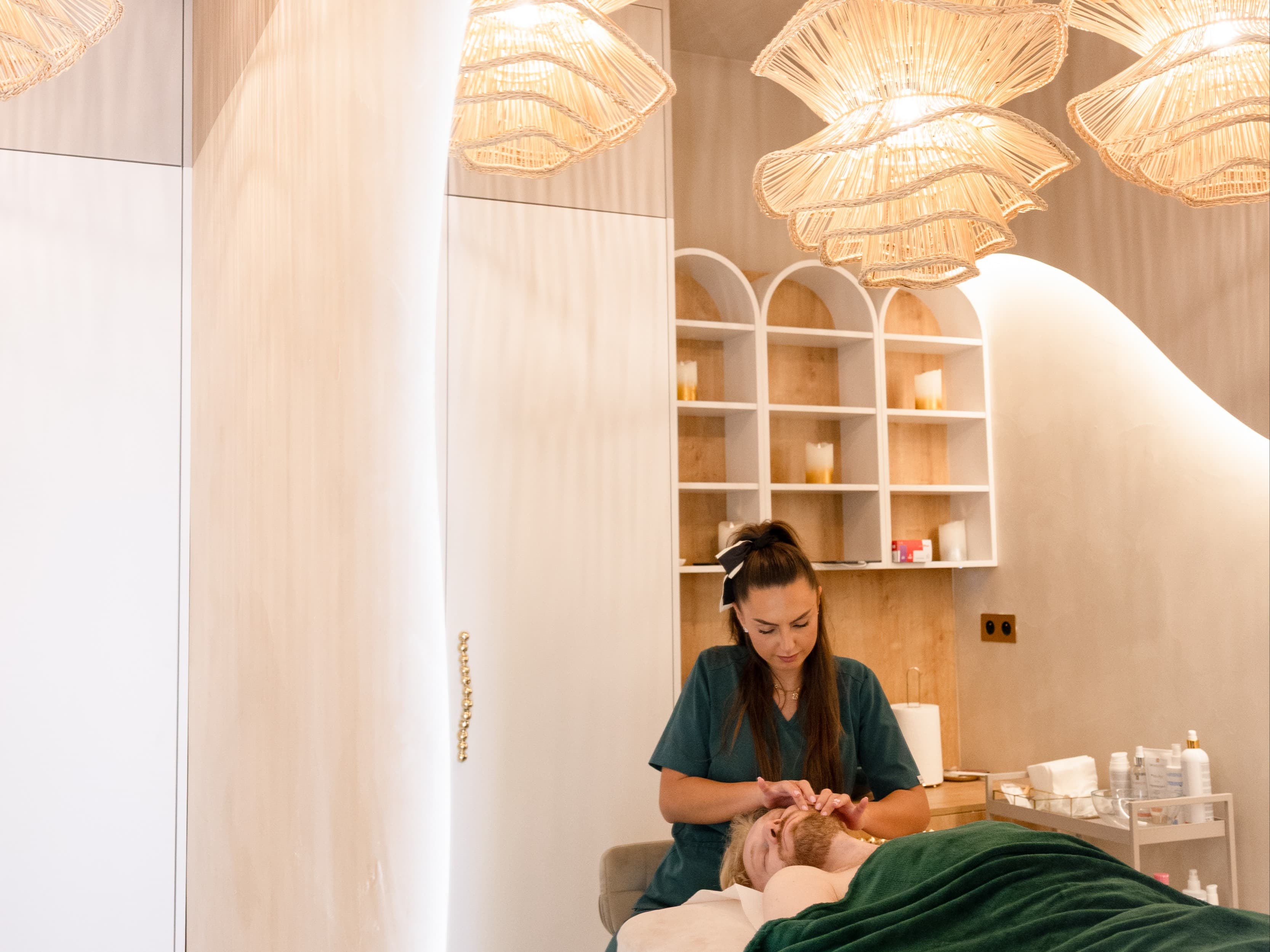 mezczyzna w trakcie masazu kobido w krakowie