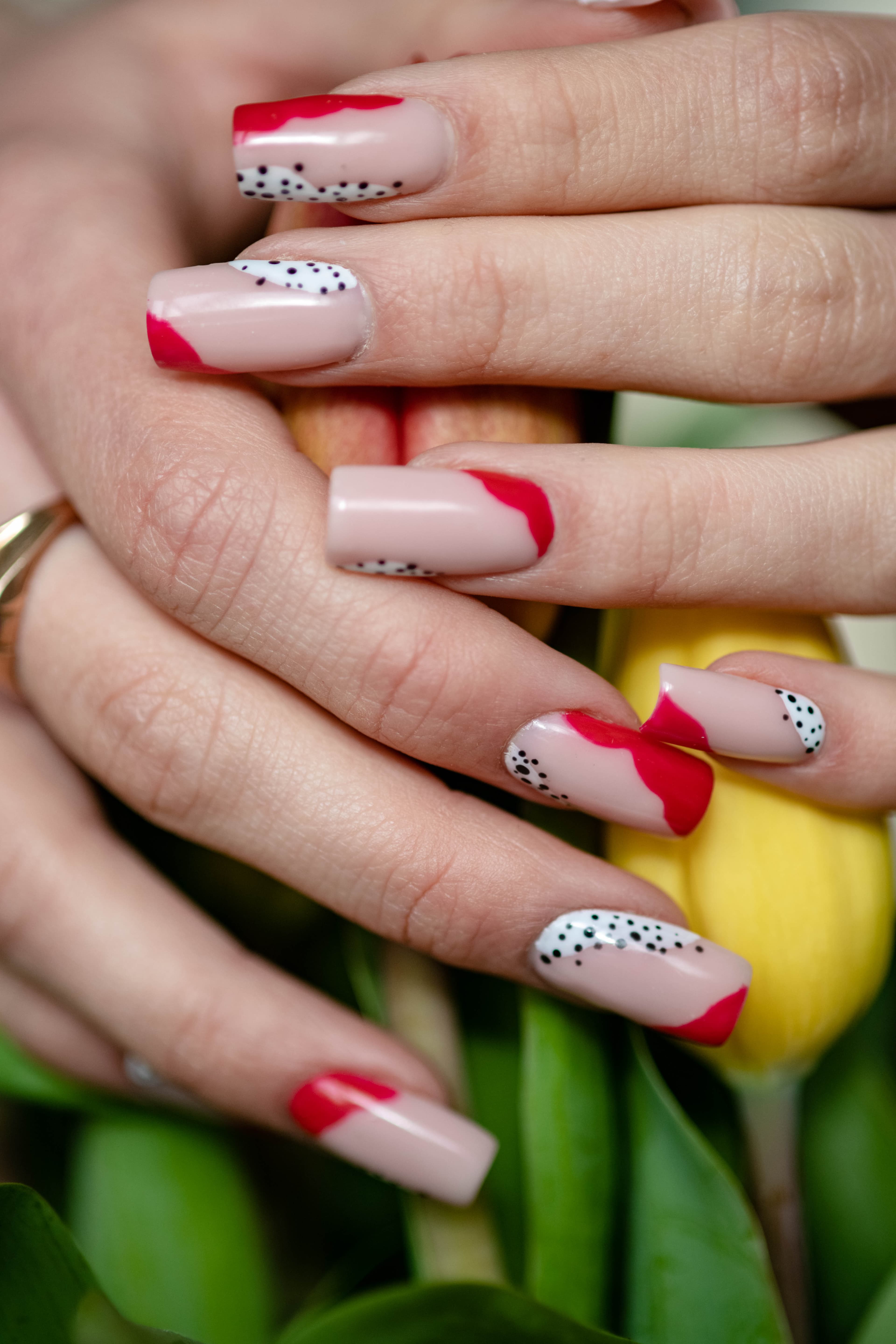 wiosenna stylizacja paznokci zelowych czerownych