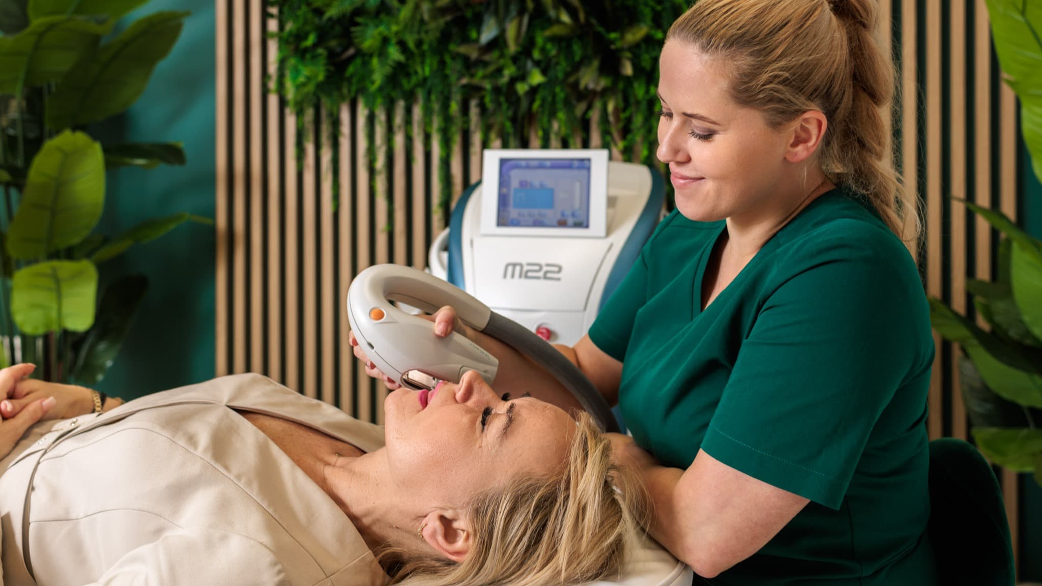 w trakcie laserowego usuwania rumienia w salonie kosmetycznym w krakowie