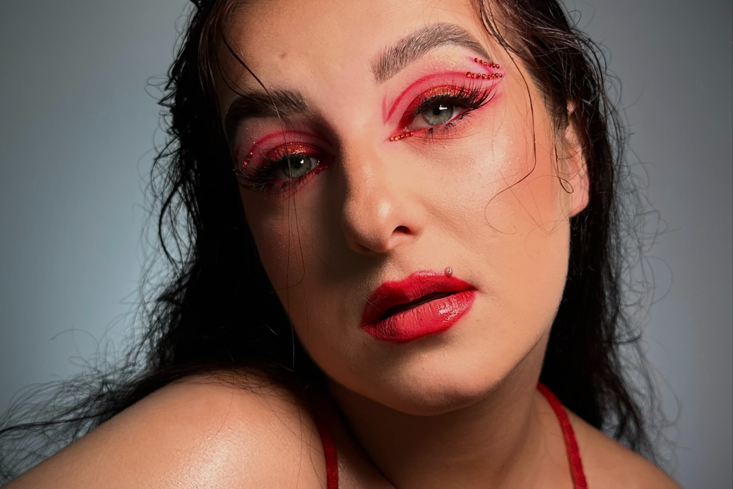 efekt makijażu wieczorowy w krakowie dominujący kolor czerwony 2