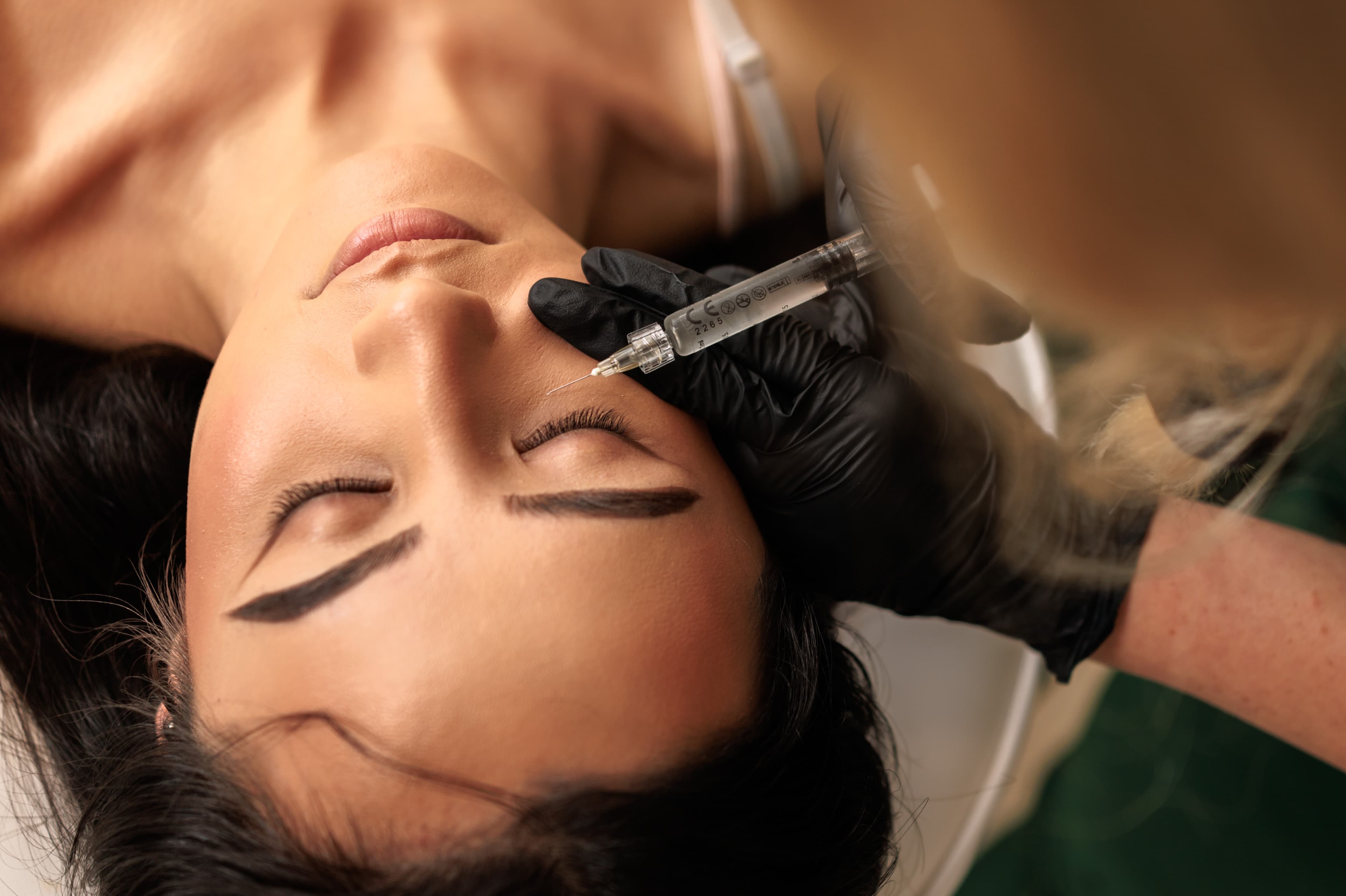 zabieg stymulatorów tkankowych pod oczy w salonie piękności w krakowie