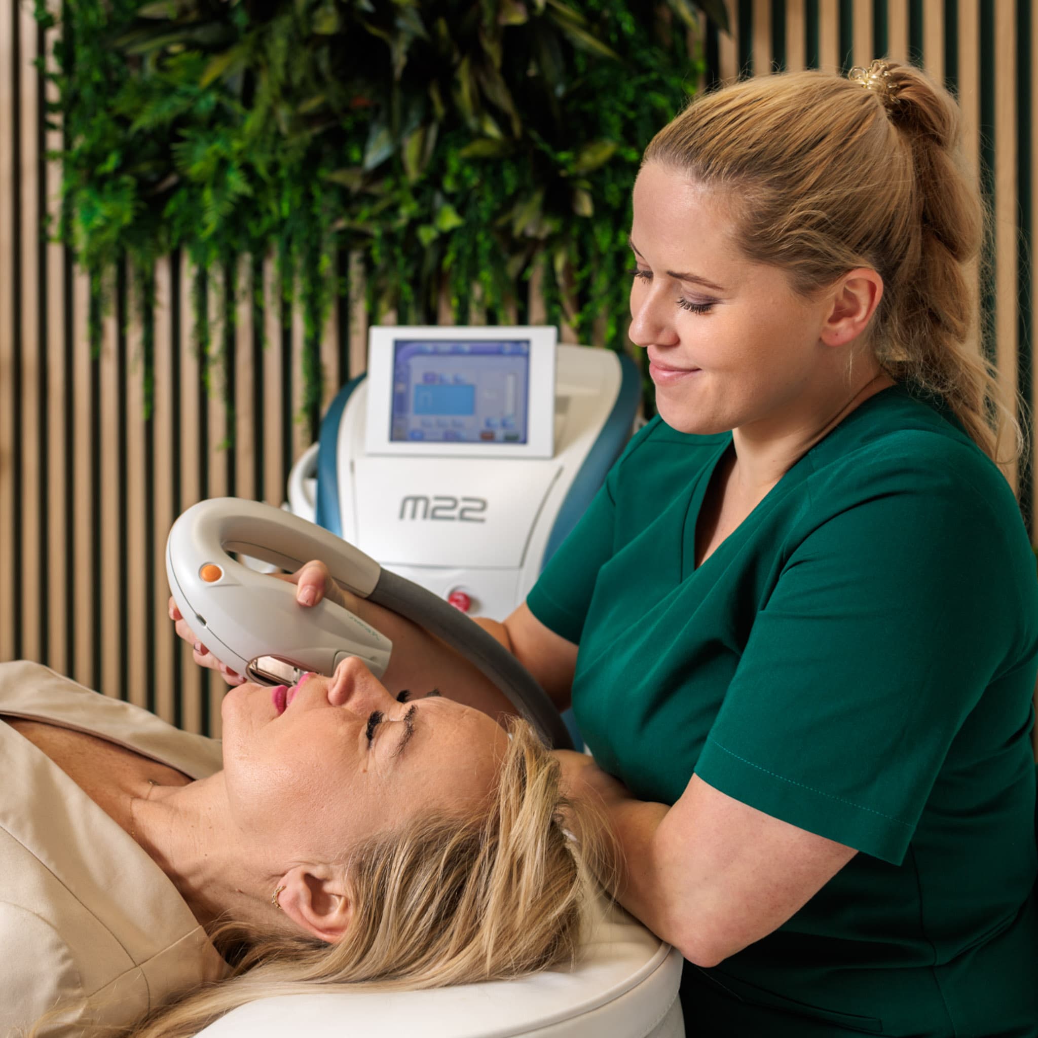 w trakcie fotoodmładzania IPL w salonie kosmetycznym w krakowie