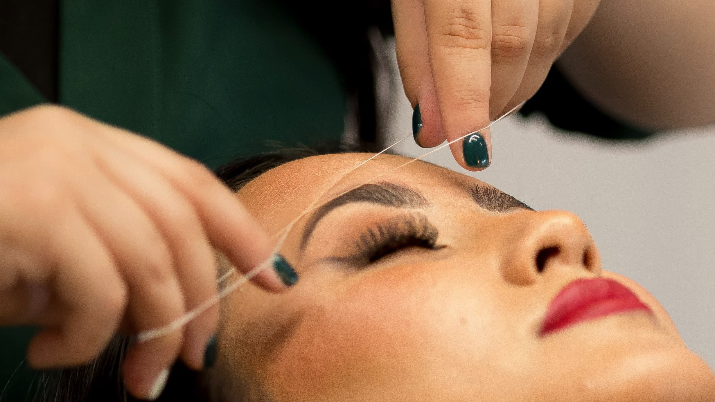 nitkowanie brwi w salonie urody health and beauty w krakowie