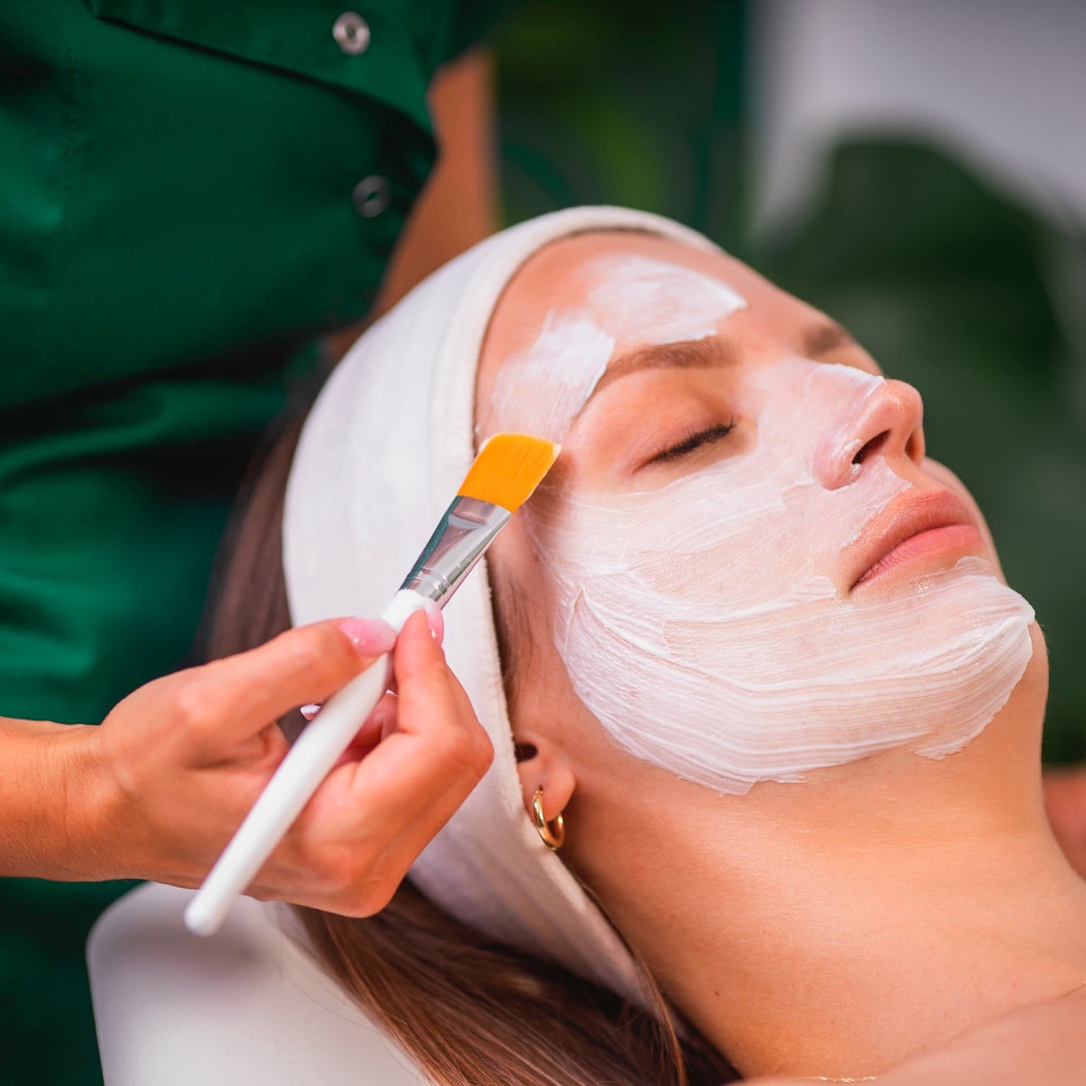 podczas zabiegu odświeżającego na twarz - peeling kawitacyjny