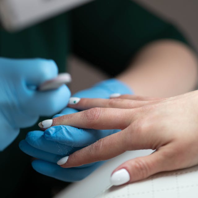 zbliżenie na stylizację paznokci w trakcie manicure w gabinecie kosmetycznym w Krakowie