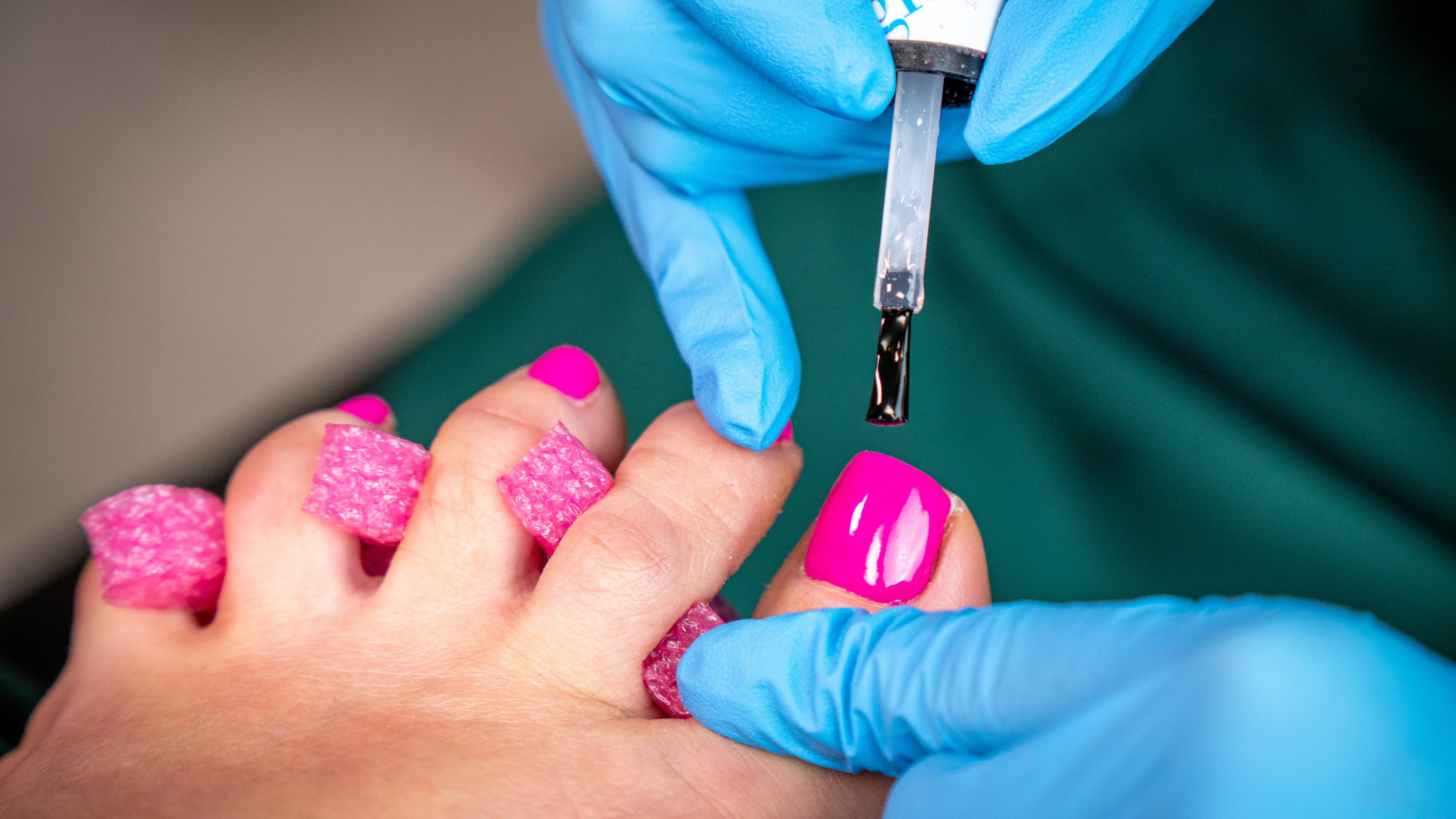 nadladanie hybrydy na paznokcie u stop