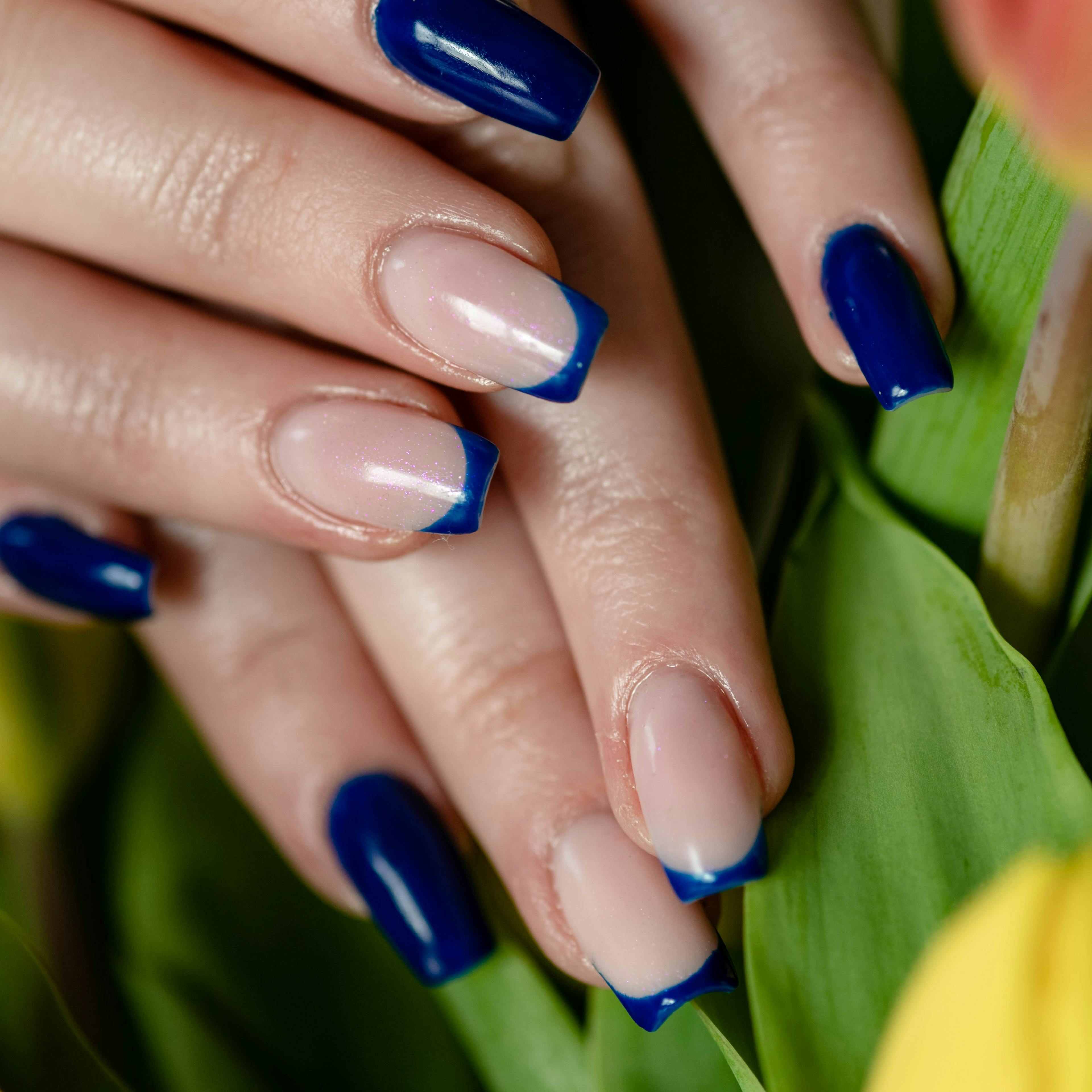 efekt stylizacji paznokci żelowych niebieskich po manicure