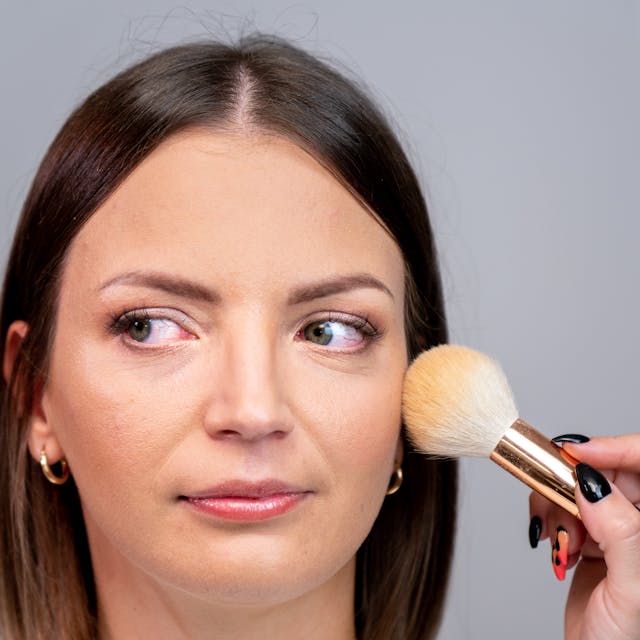 Zbliżenie w takcie wykonywania makijażu w salonie kosmetycznym Health & beauty