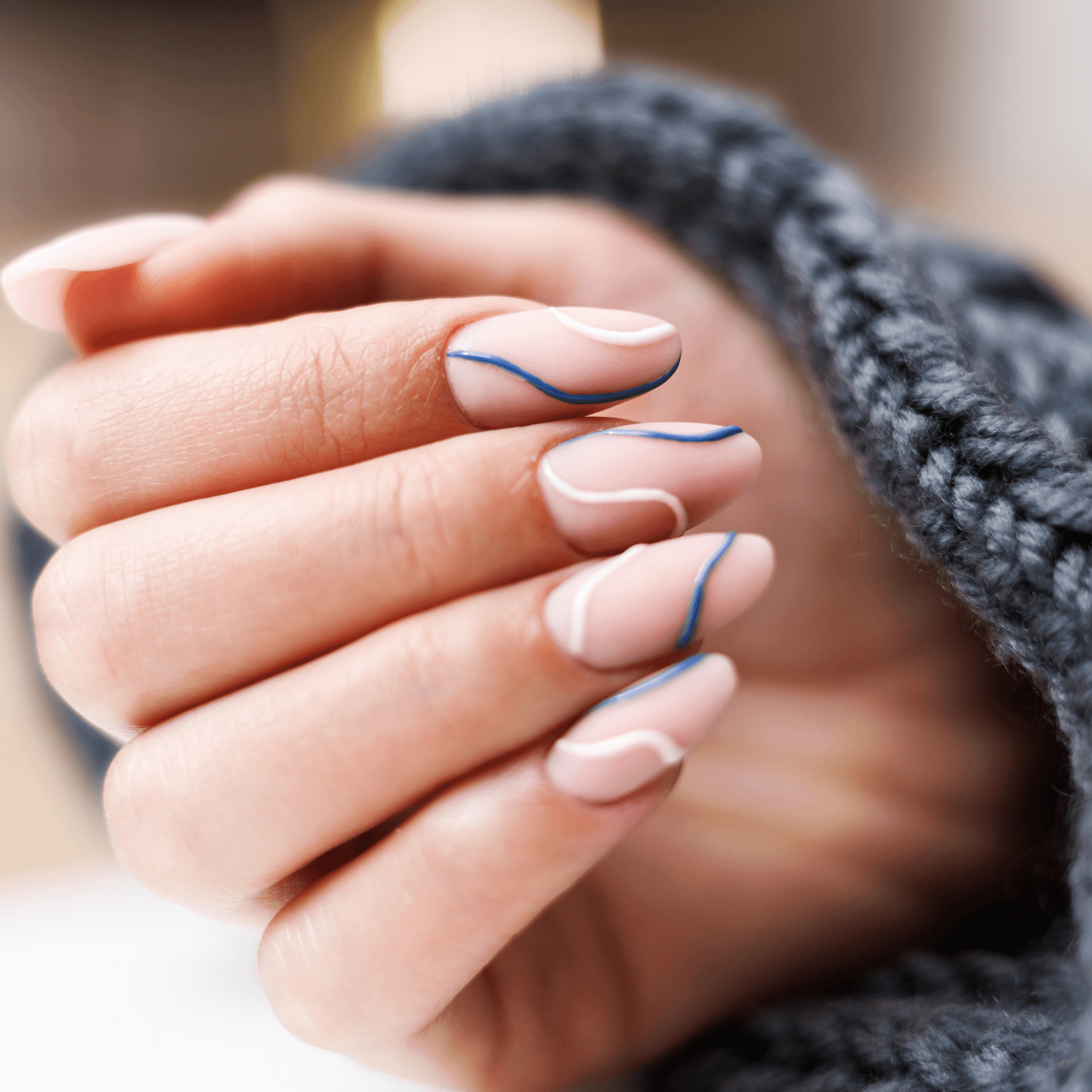 delikatny manicure hybrydowy w salonie urody w krakowie