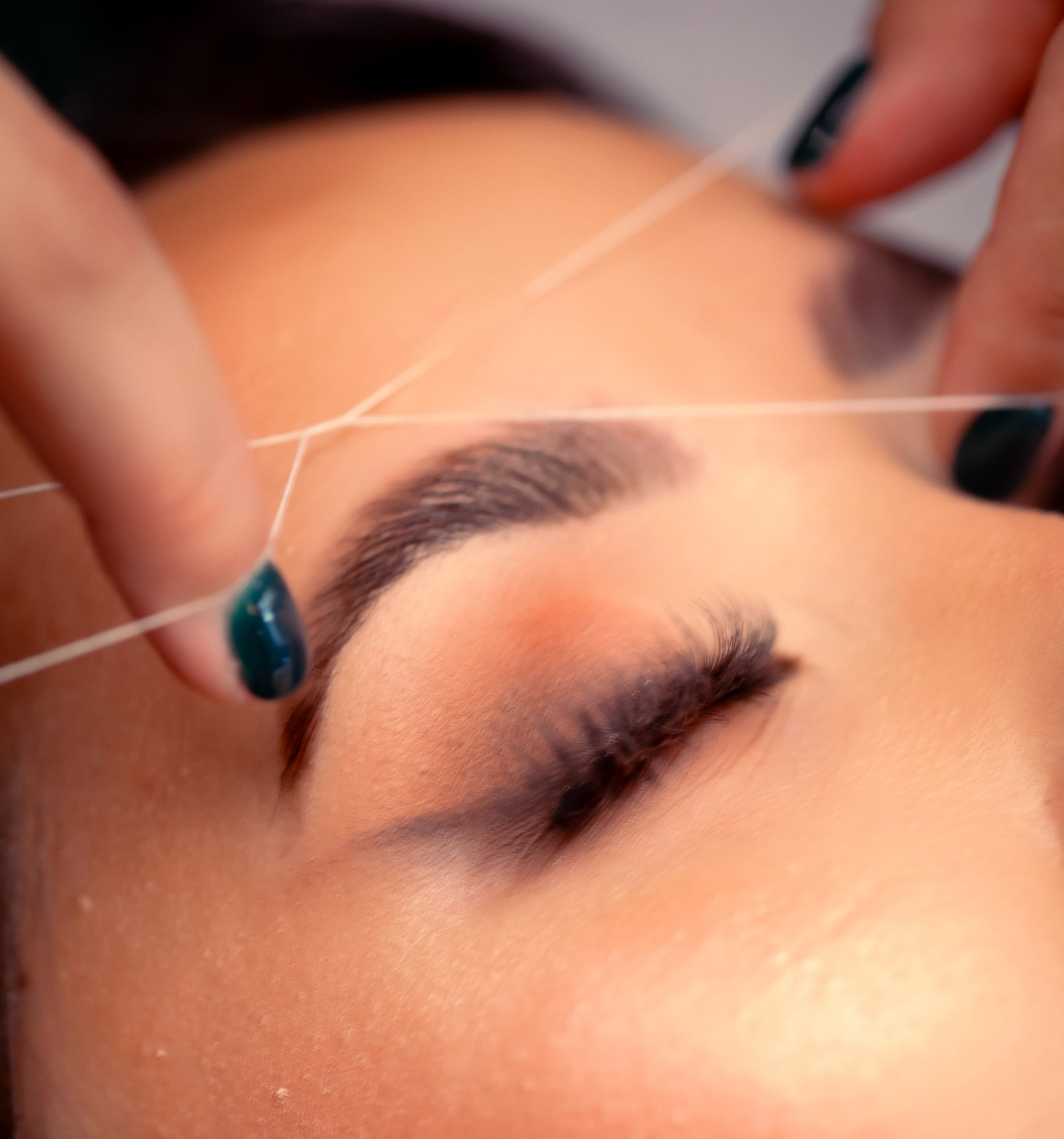 nitkowanie brwi w salonie kosmetycznym w Krakowie